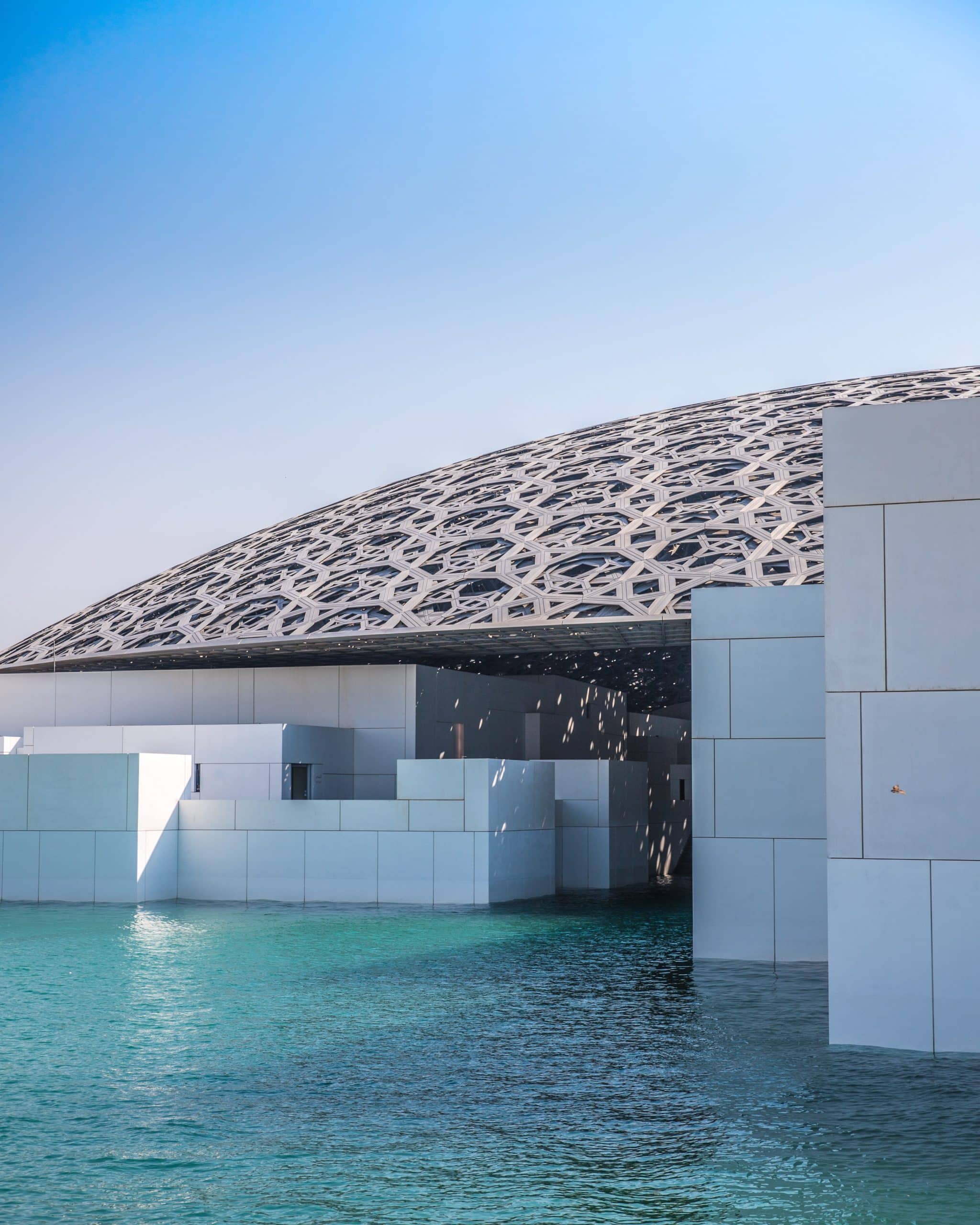 Lac artificiel musée Le Louvre d’Abu Dhabi ouvre ses portes