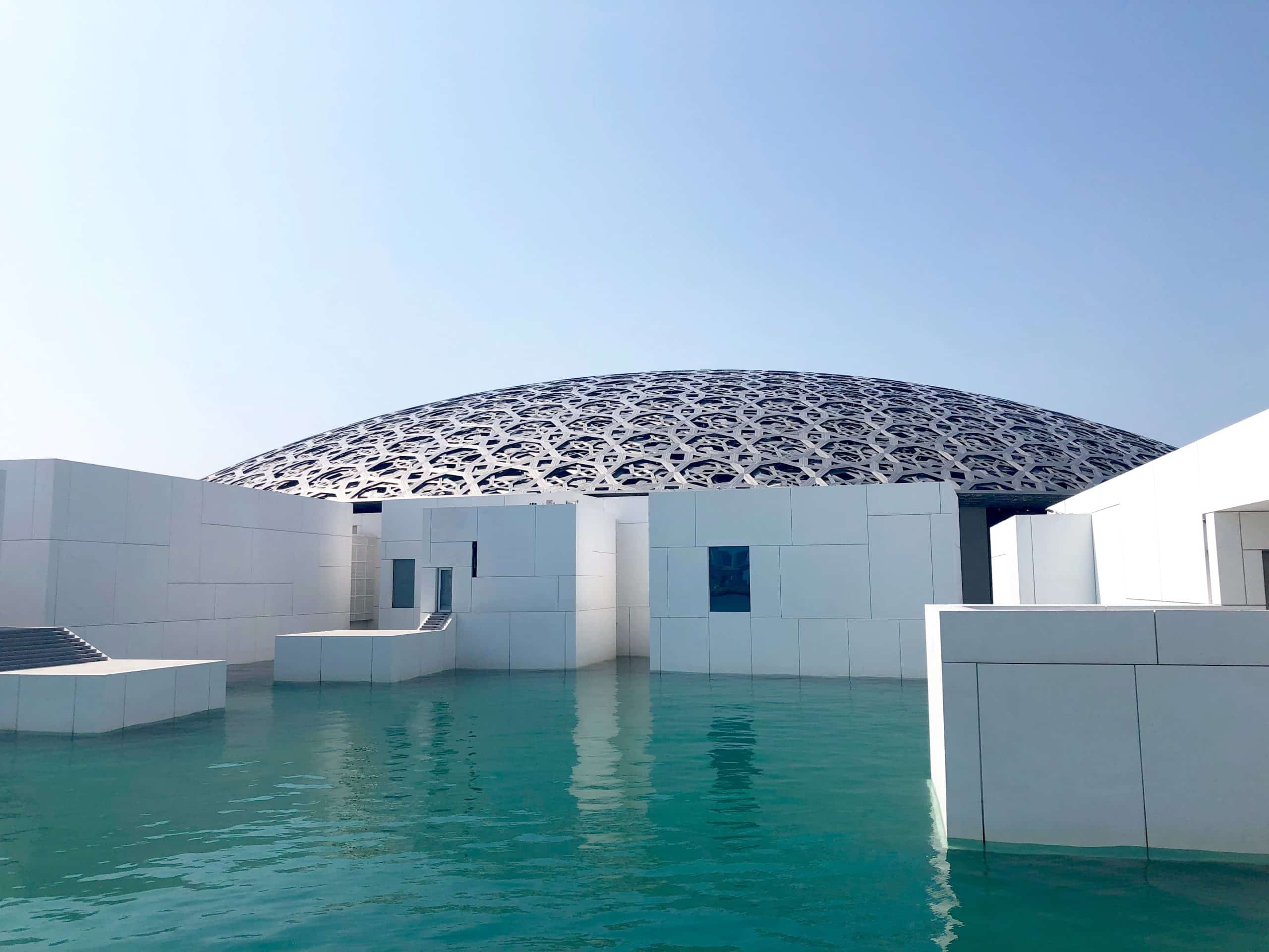 Musée piscine artificielle Le Louvre d’Abu Dhabi ouvre ses portes