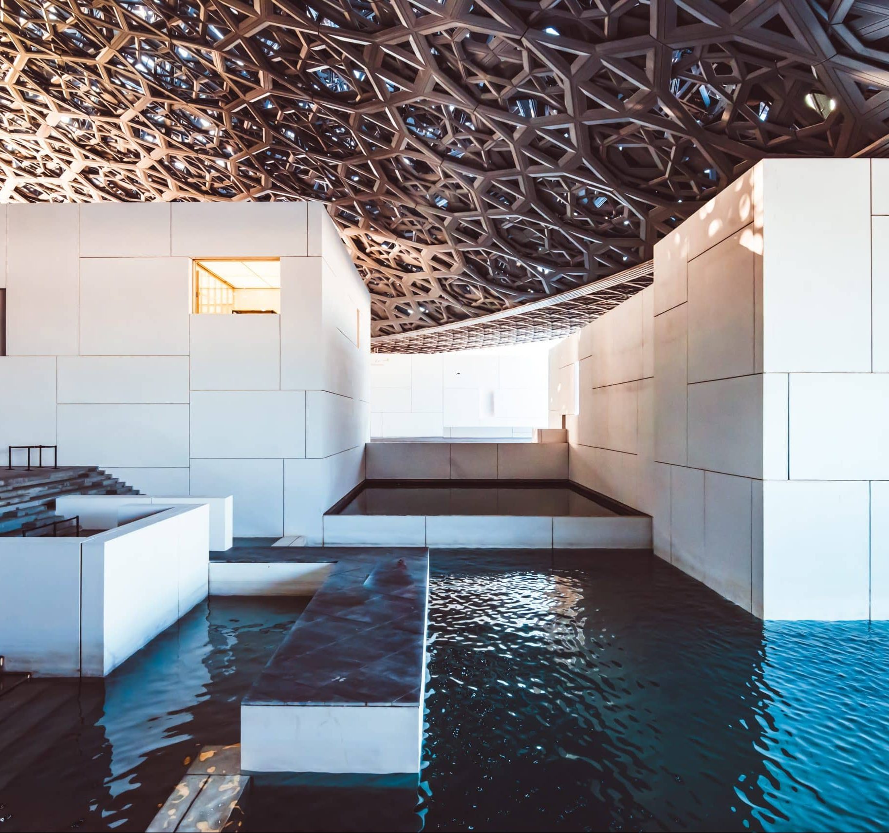 Musée piscine intérieure Le Louvre d’Abu Dhabi ouvre ses portes