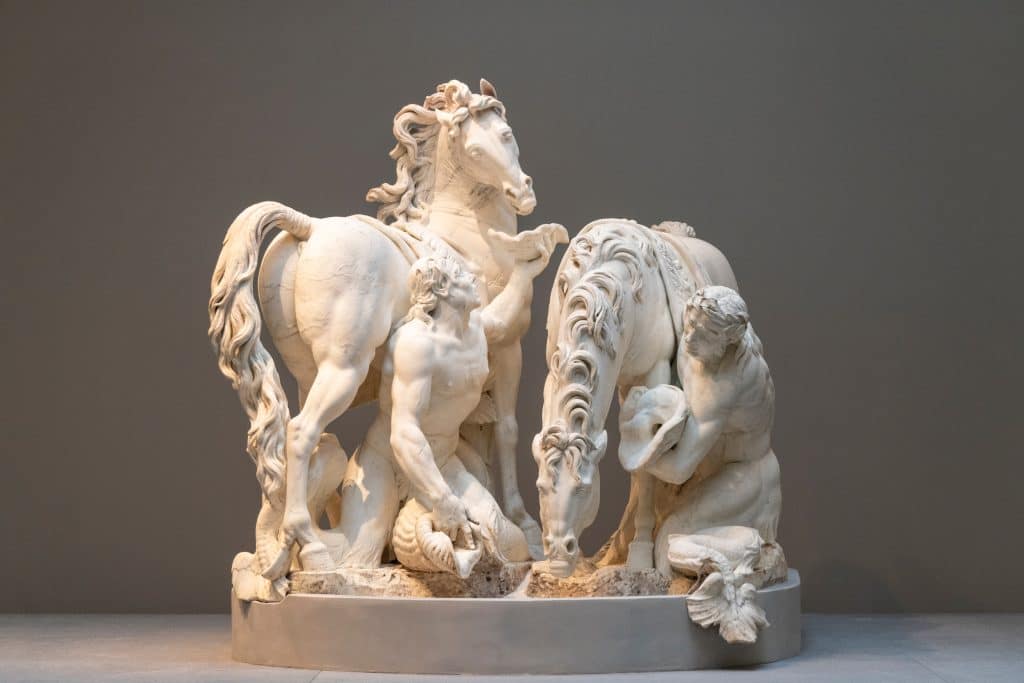 Statuts antiques Le Louvre d’Abu Dhabi ouvre ses portes