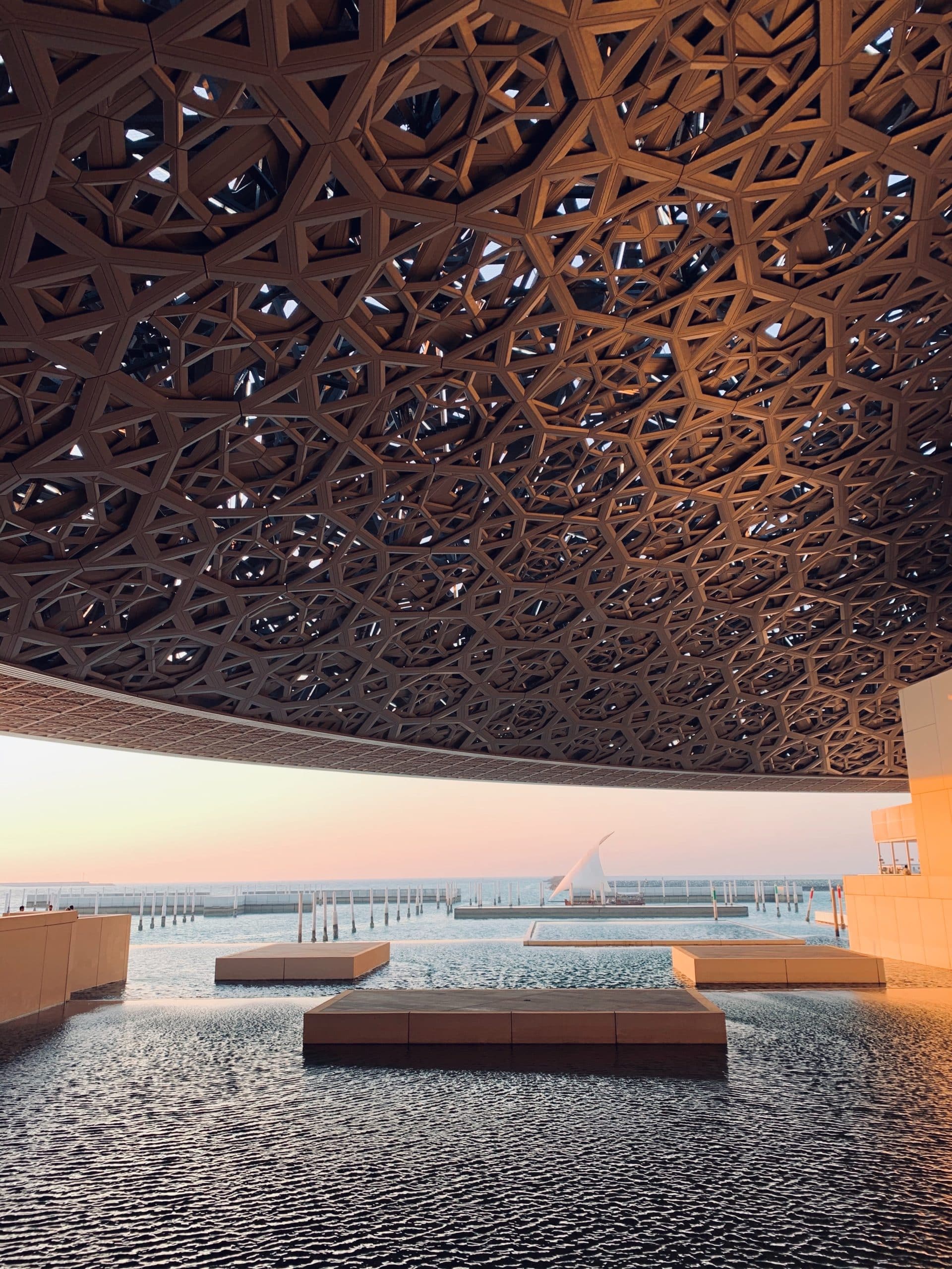 Vue baie musée Le Louvre d’Abu Dhabi ouvre ses portes
