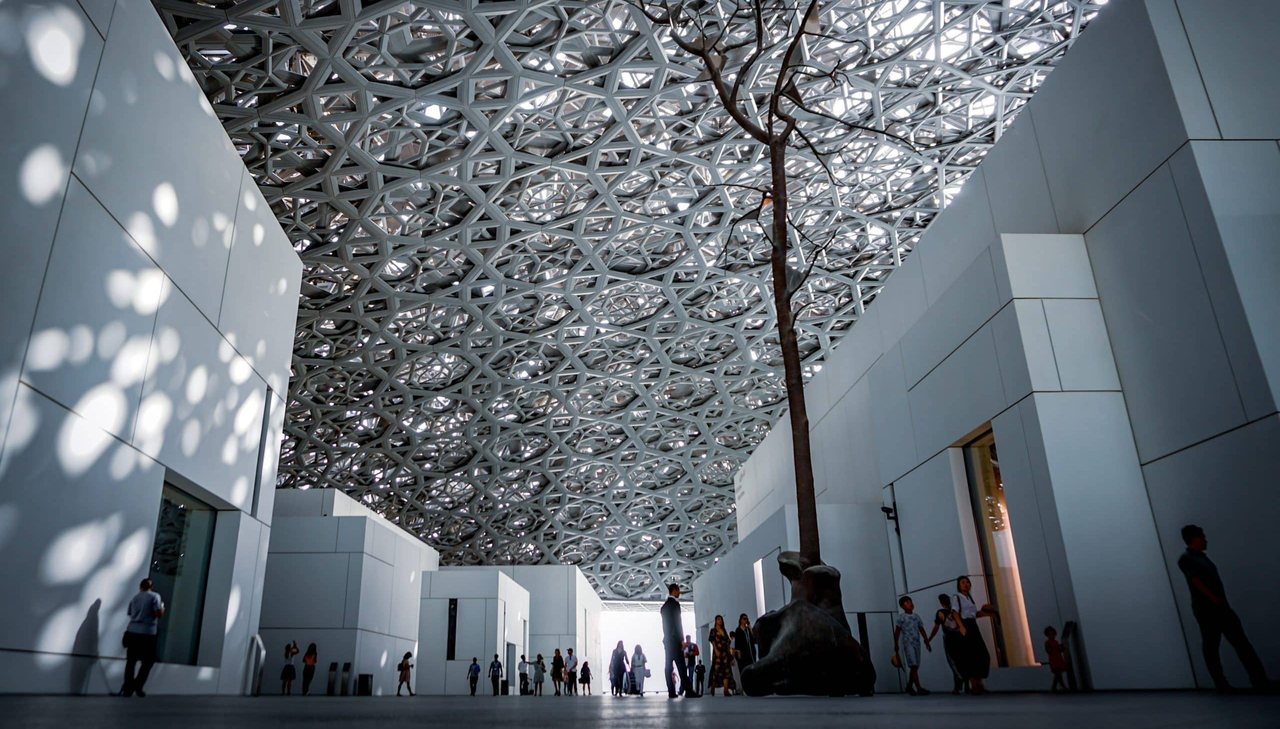 architecture moderne intérieurs musée Le Louvre d’Abu Dhabi ouvre ses portes