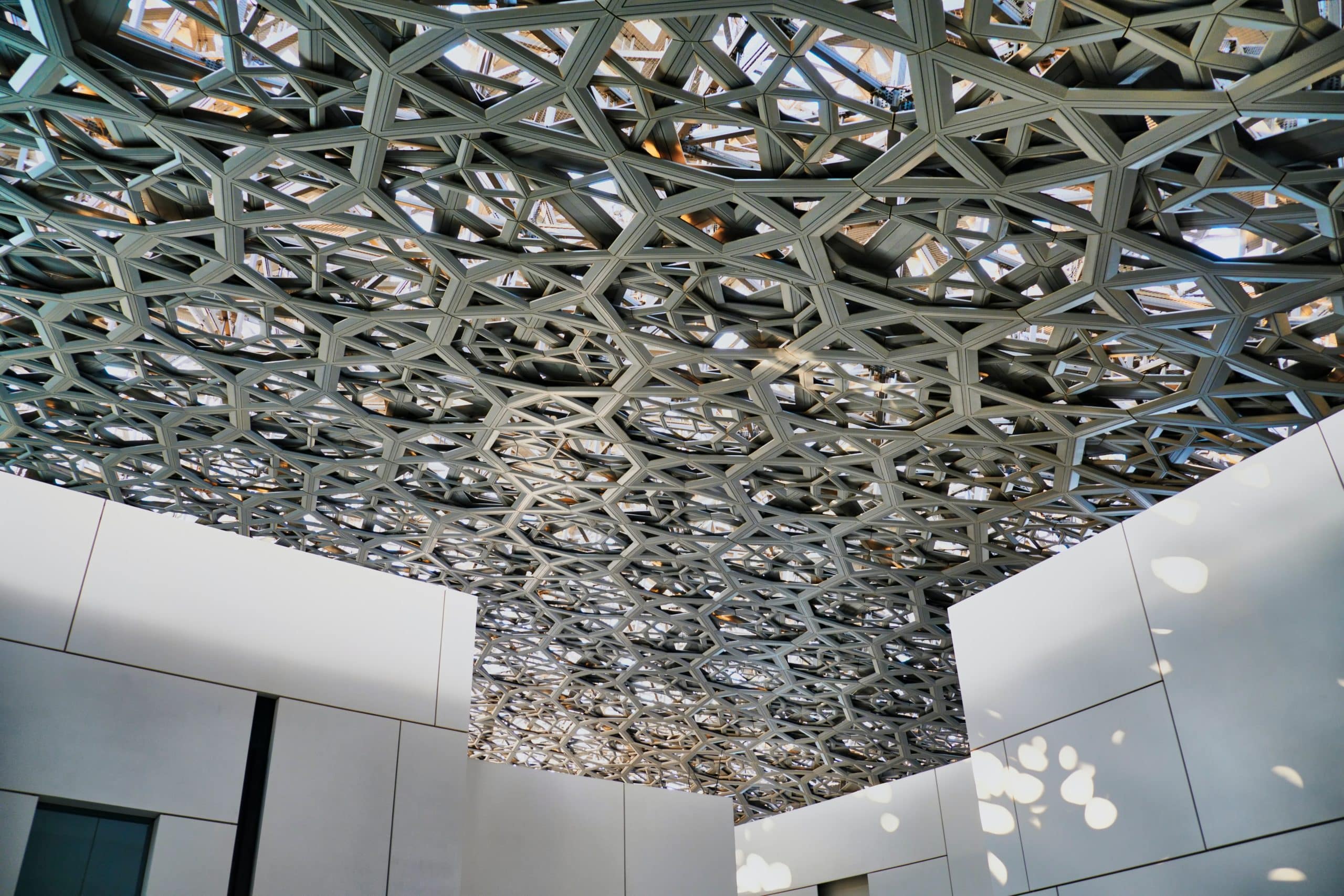 toit rose des sables Le Louvre d’Abu Dhabi ouvre ses portes