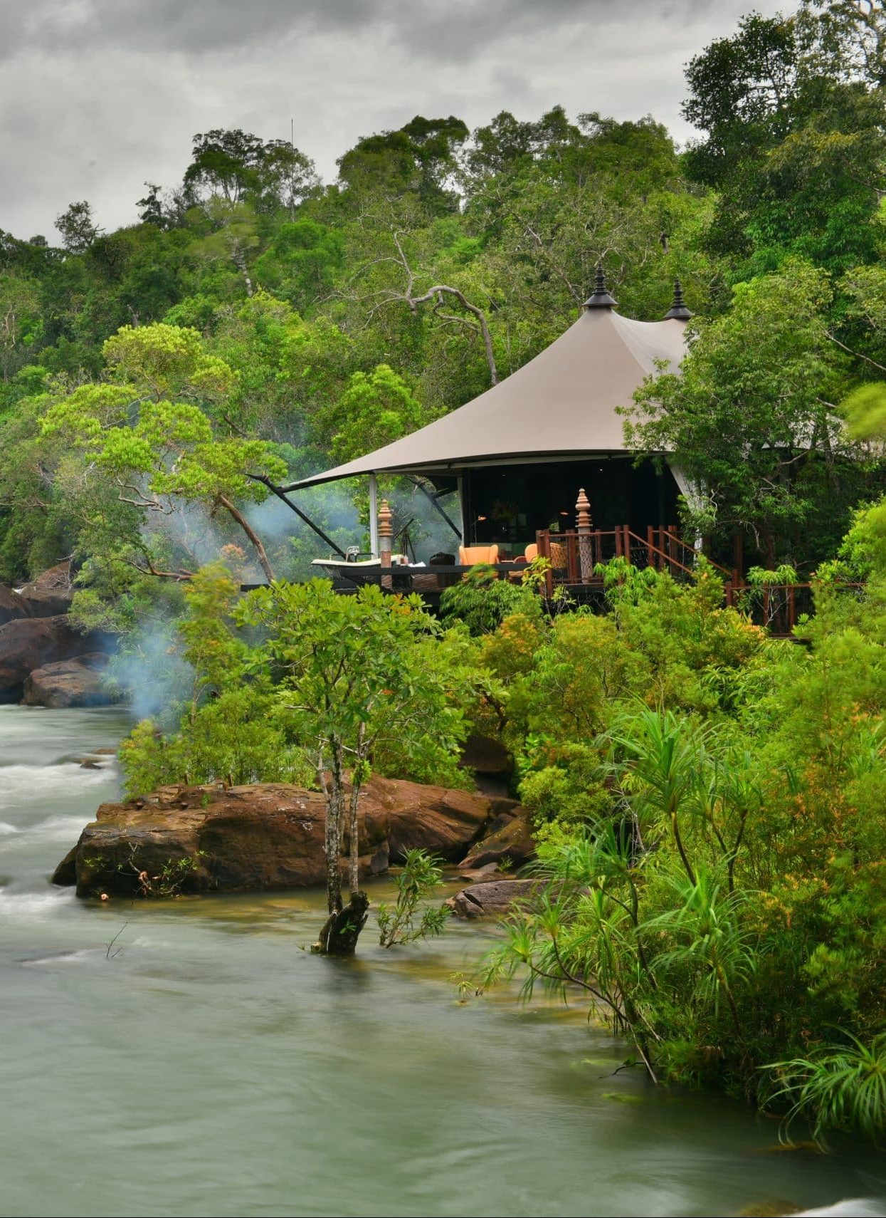 Lodge Cambodge de l'habitat nomade traditionnel à la chambre haut de gamme