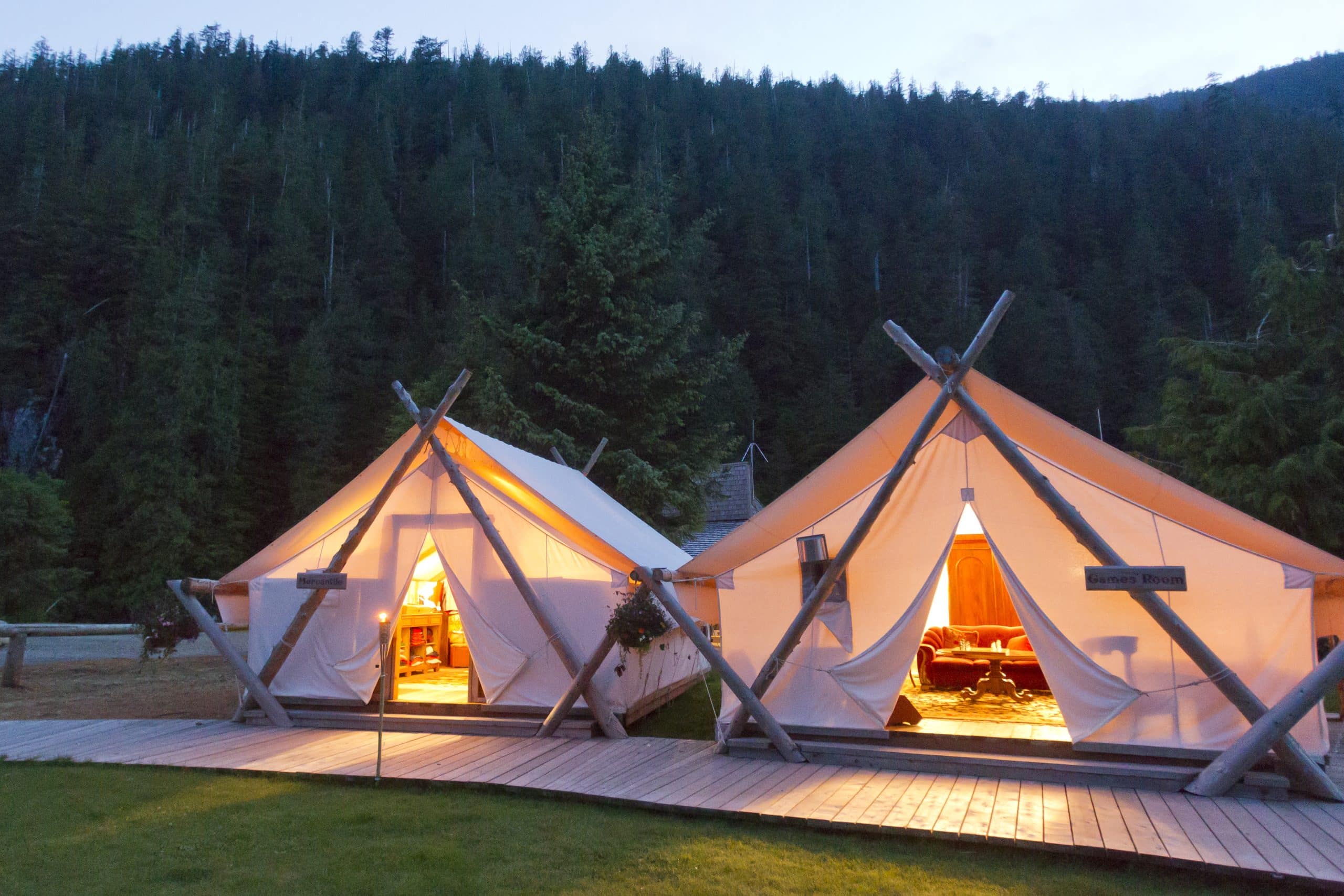 Tipis Canada de l'habitat nomade traditionnel à la chambre haut de gamme