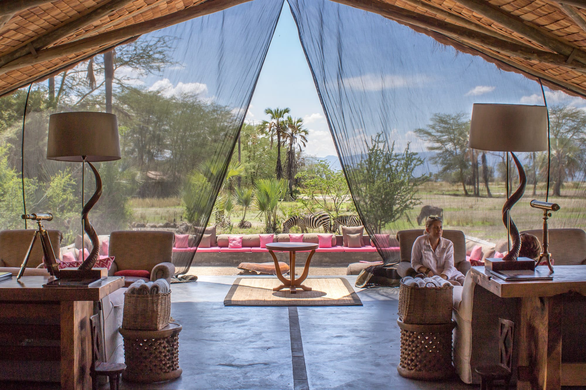 Salon ouvert, partie commune au Chem Chem Lodge en Tanzanie pour une expérience safari.