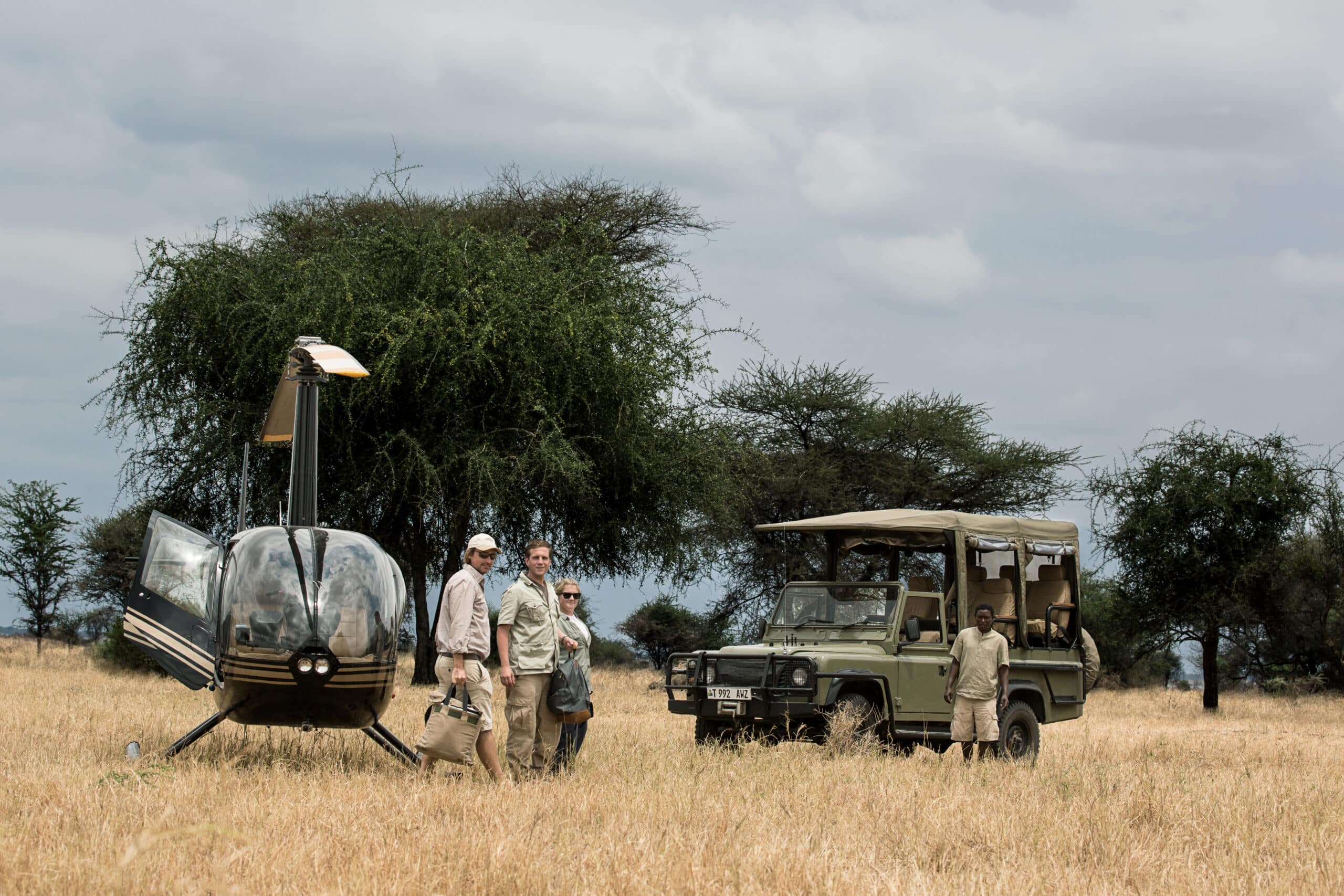 Activités de safari en hélicoptère et en 4x4 dans la savane en pleine nature en Tanzanie.