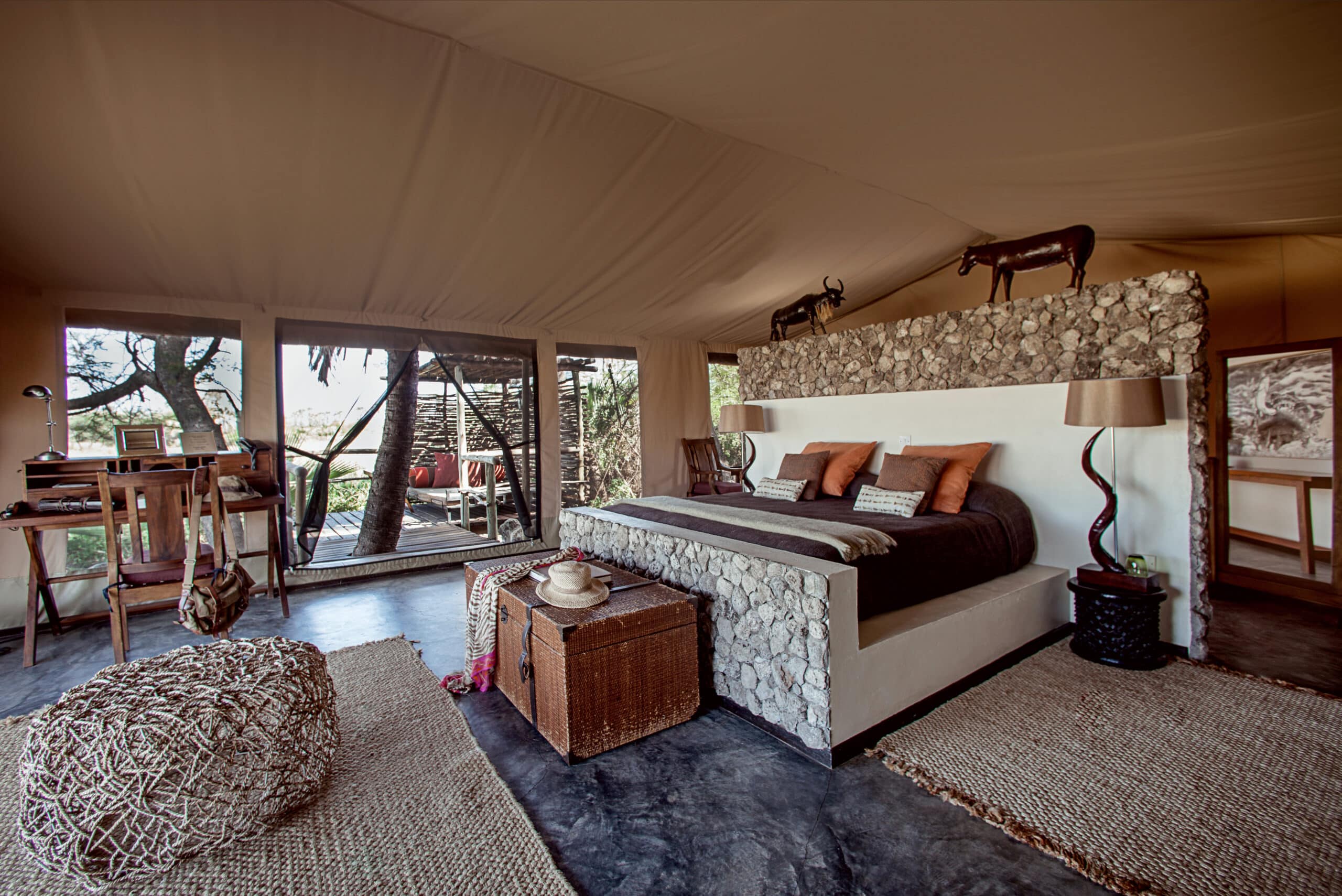 Chambre de luxe dans la suite d'un camp de toile d'un lodge en Tanzanie.