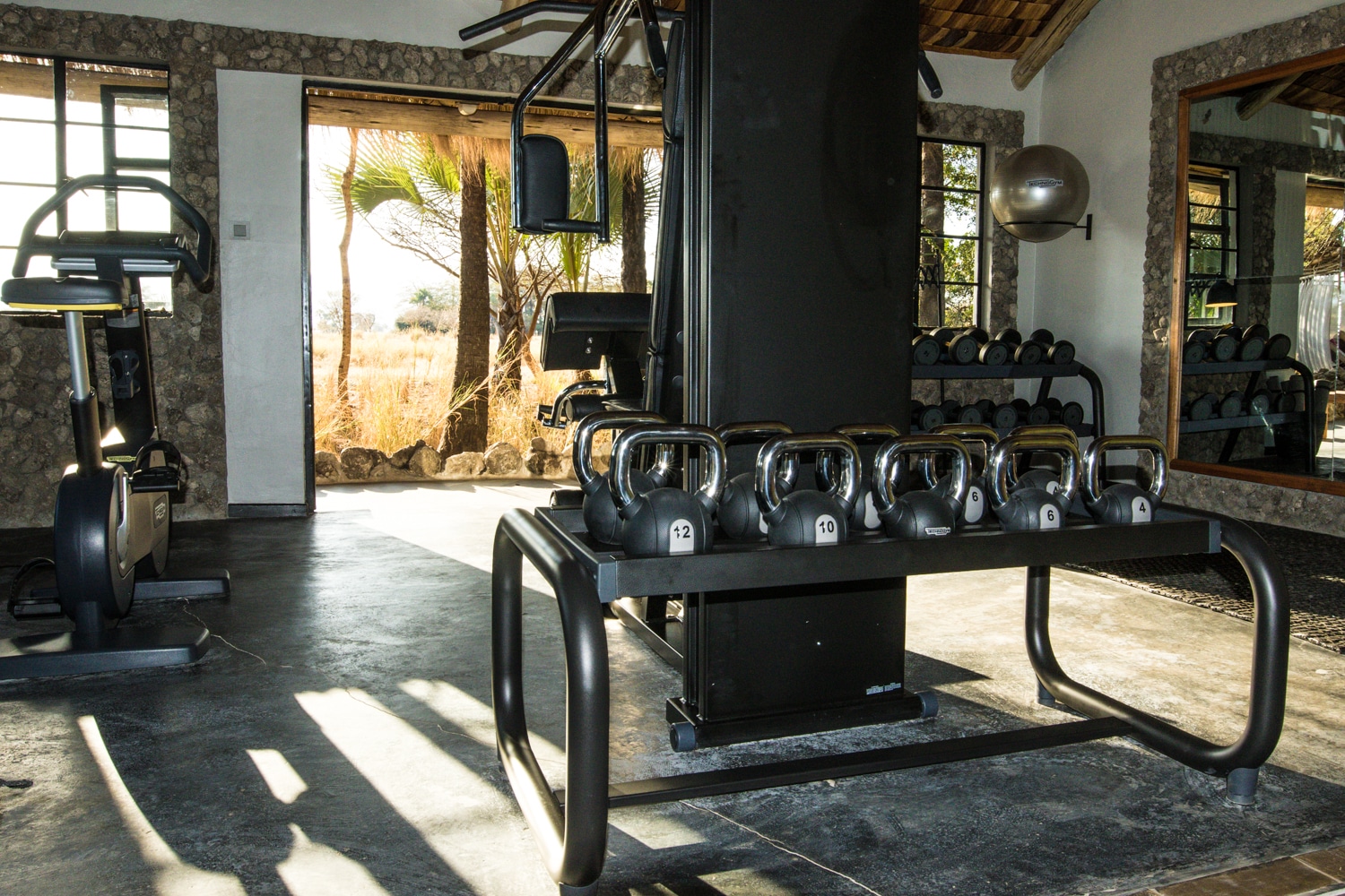 Salle de sport et salle de gym dans un lodge hôtel en Tanzanie.