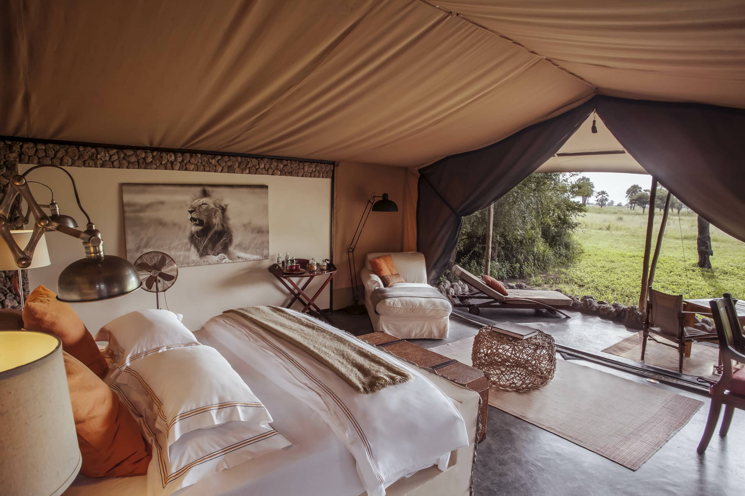 Suite de luxe en tente avec vue sur la nature dans un lodge hôtel en Tanzanie.