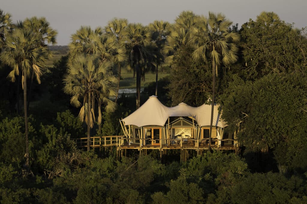 Camp de toile lodge pour un safari au Botswana.