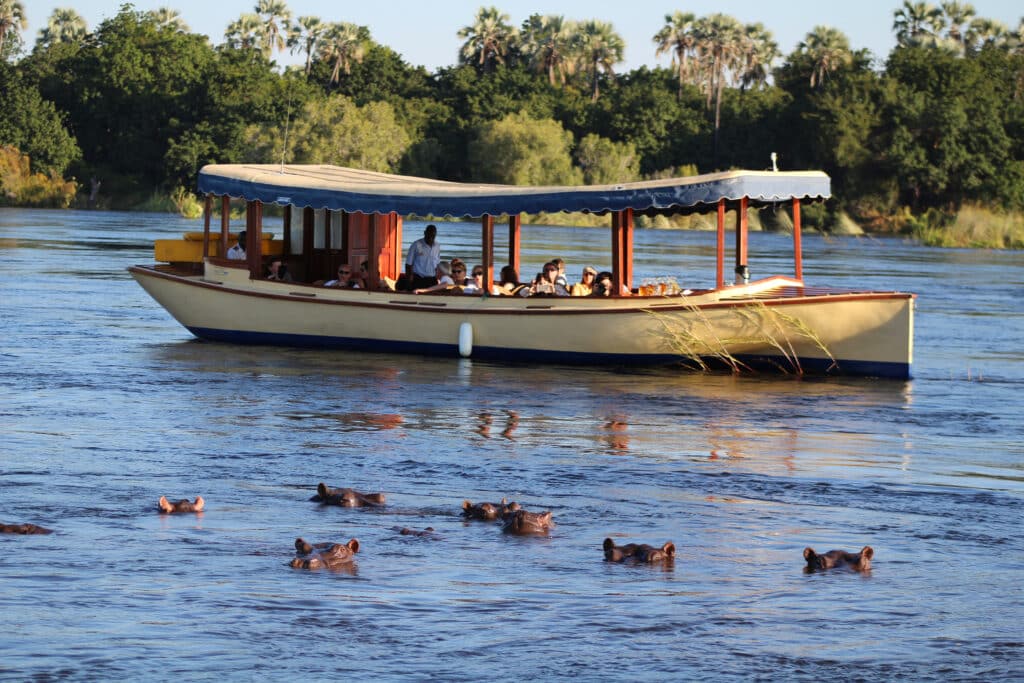 Croisière hippopotame au coucher de soleil aux chutes Victoria, Zimbabwe.