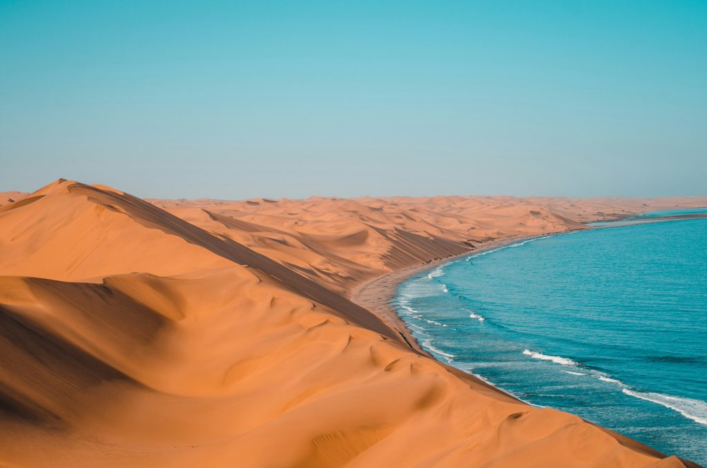 Dunes de Sandwish Harbour qui pongent dans la mer sur la côte namibienne