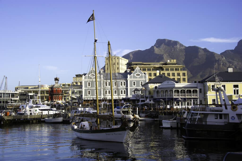 Bateau amarés dans le port de Capetown en Afrique du Sud