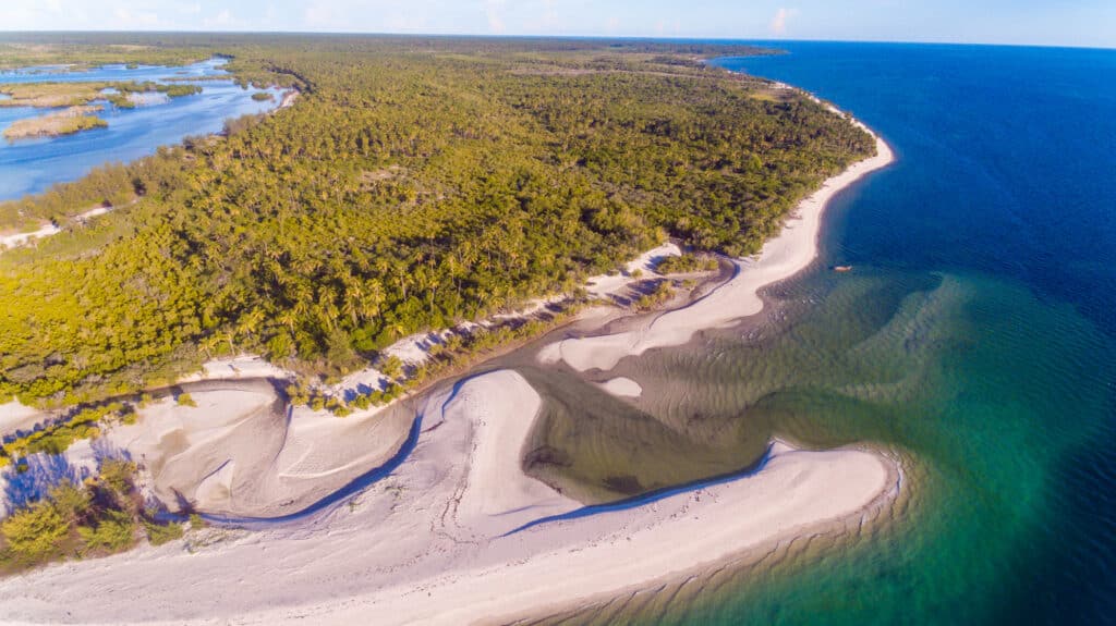 Plage de Utende vue du ciel sur l'ile de Mafia