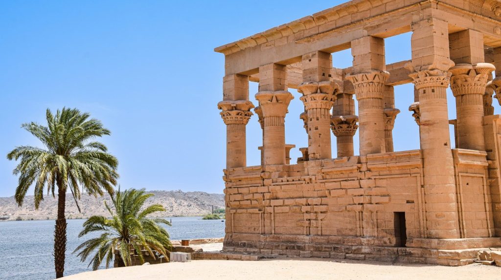 Temple d'Assouan admiré lors d'une croisière sur le Nil en Égypte.