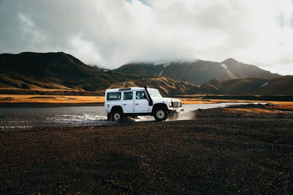 Voiture 4x4 sur une piste lors d'un autotour en Islande.
