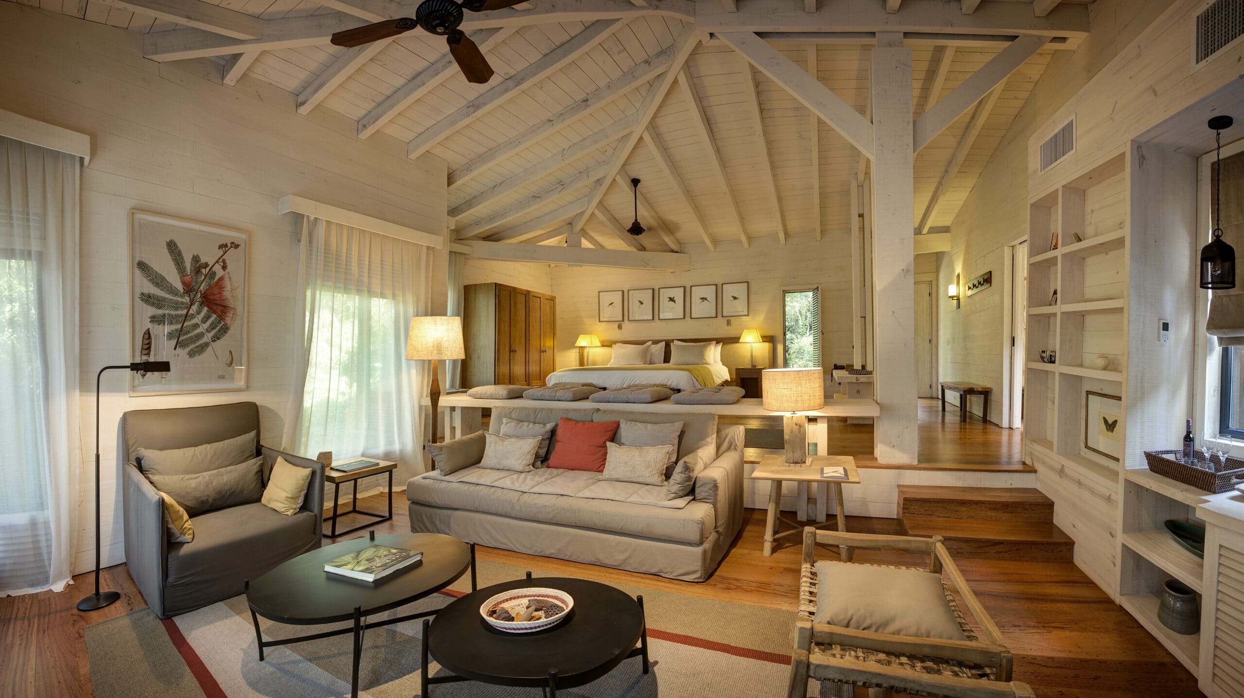 Salon et chambre d'une suite à l'hôtel Awasi Iguazu, en Argentine.