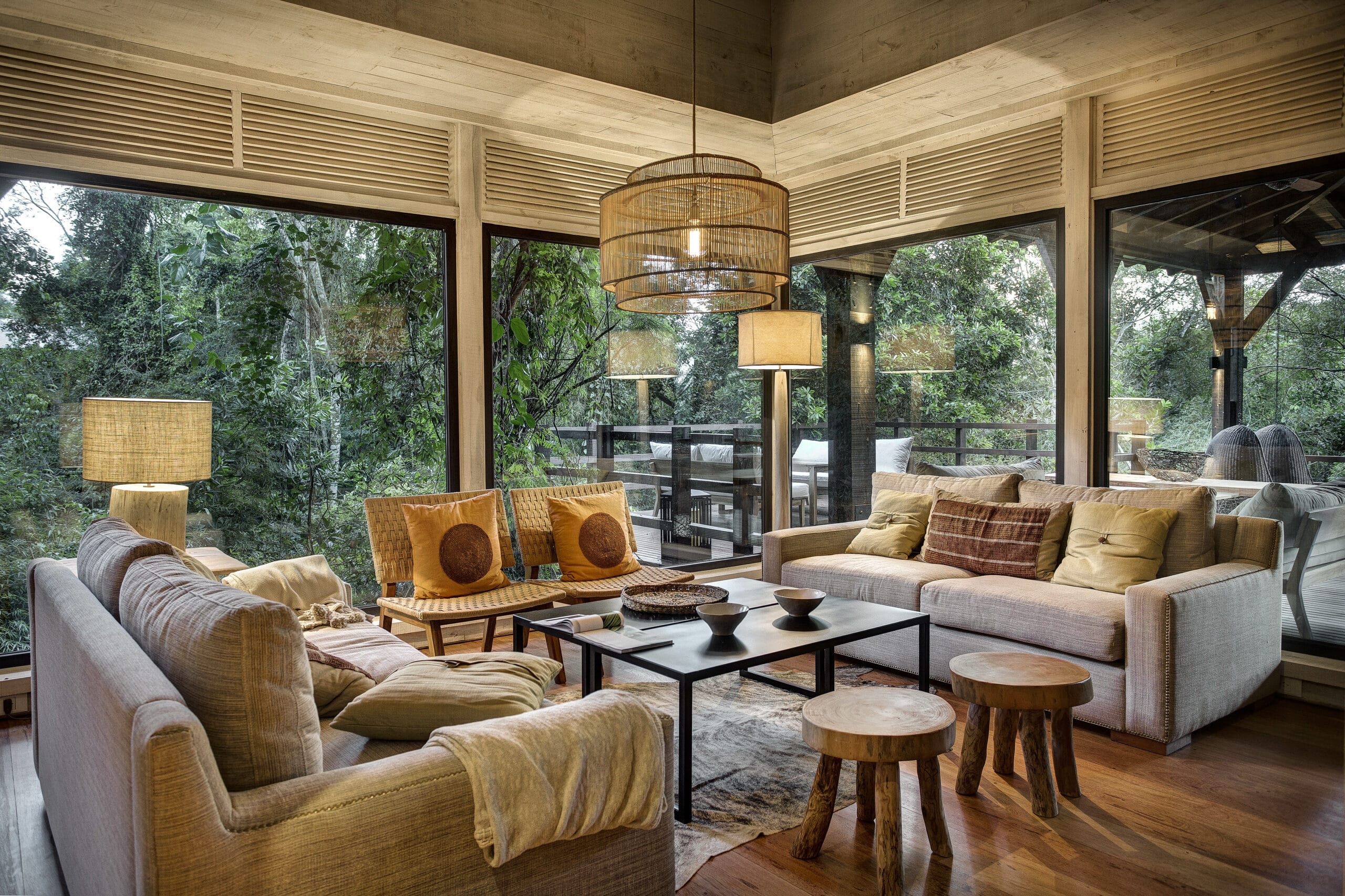 Salon dans une villa à l'hôtel Awasi Iguazu, en Argentine.