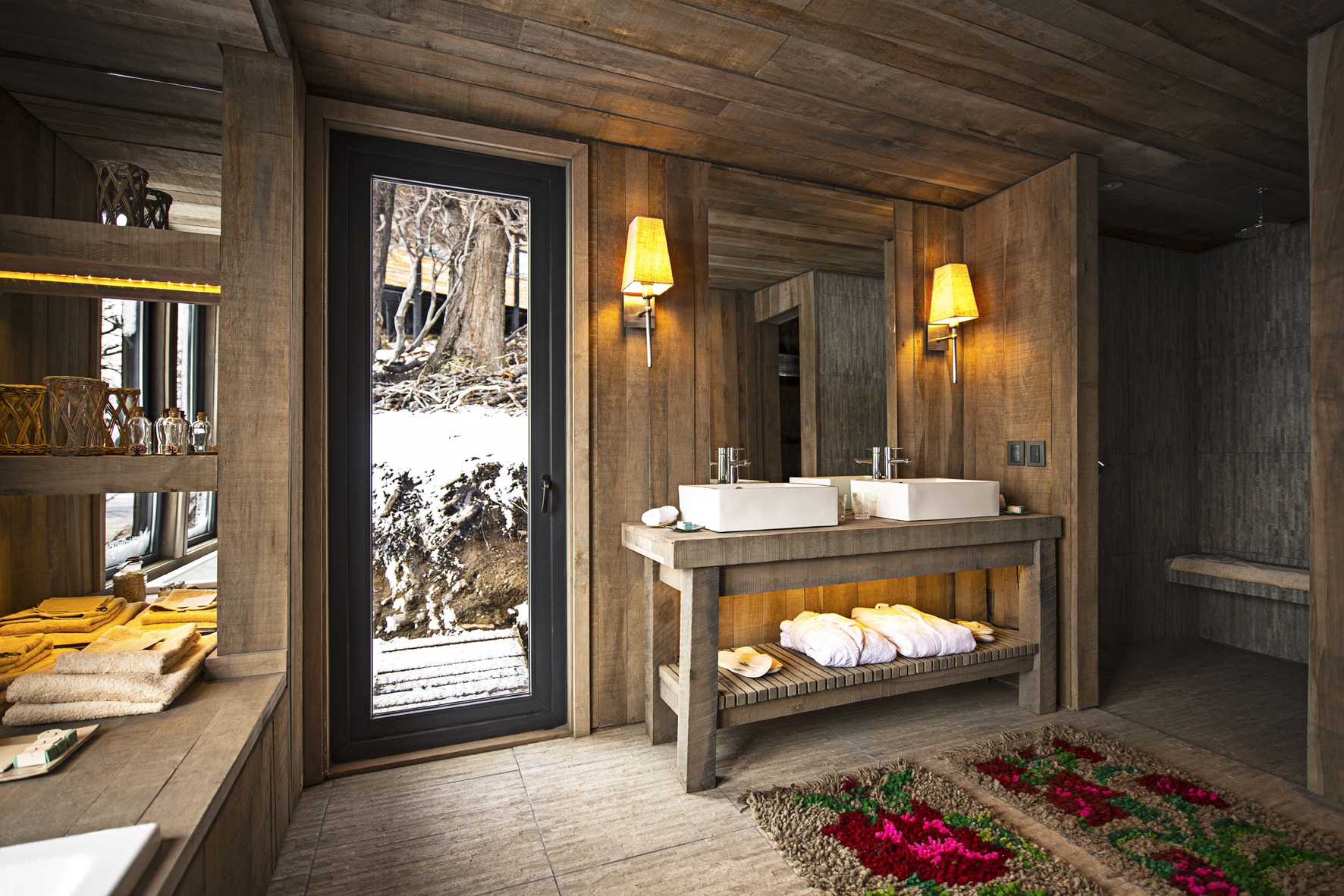 Salle de bain de la chambre d'hôtel du Awasi Patagonia, en Argentine.