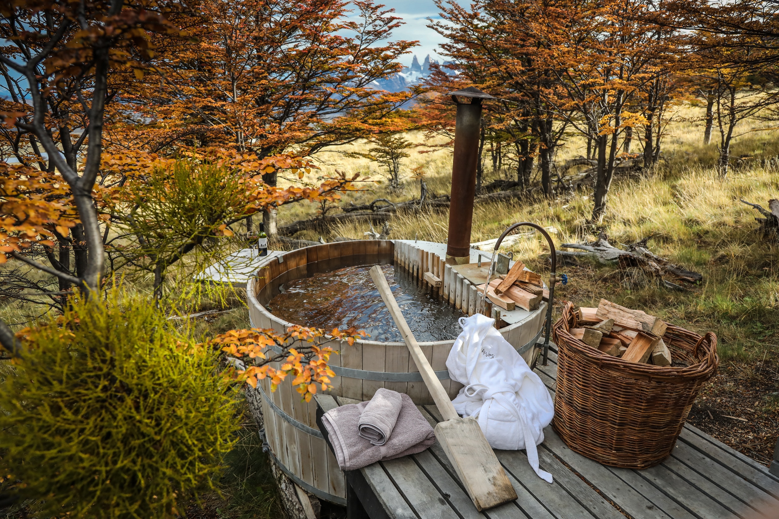 Se détendre dans un bain à l'Awasi Patagonia, Chili.