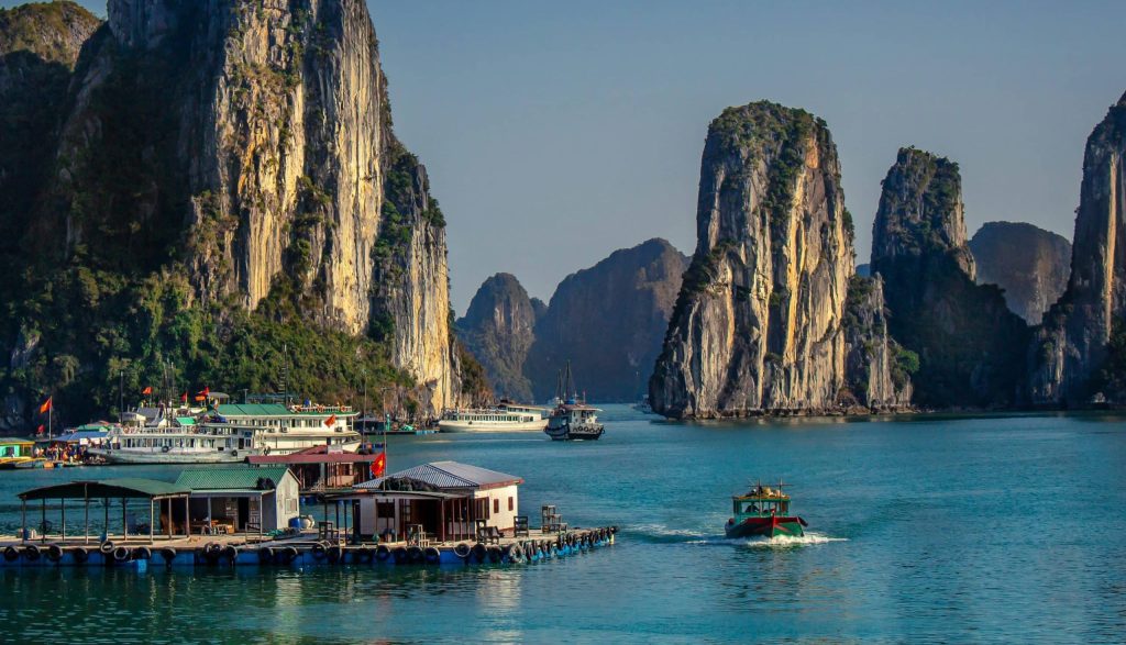 Bateau croisiere privee baie halong vietnam formations karstiques