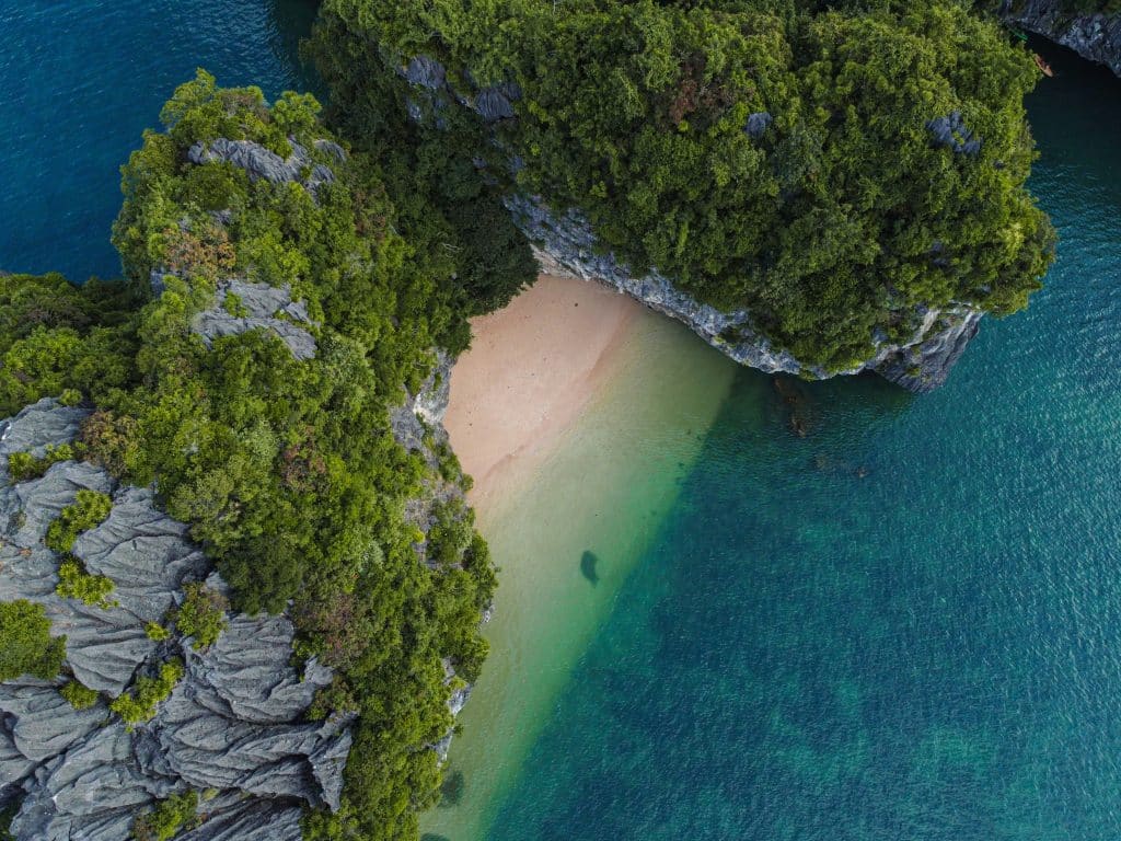 Bateau croisiere privee baie halong vietnam vue du ciel