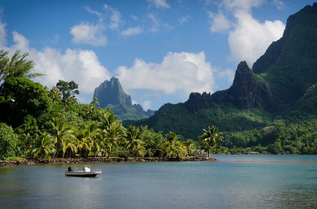 Boat,In,Cooks,Bay,With,Moua,Puta,Mountain,In,The