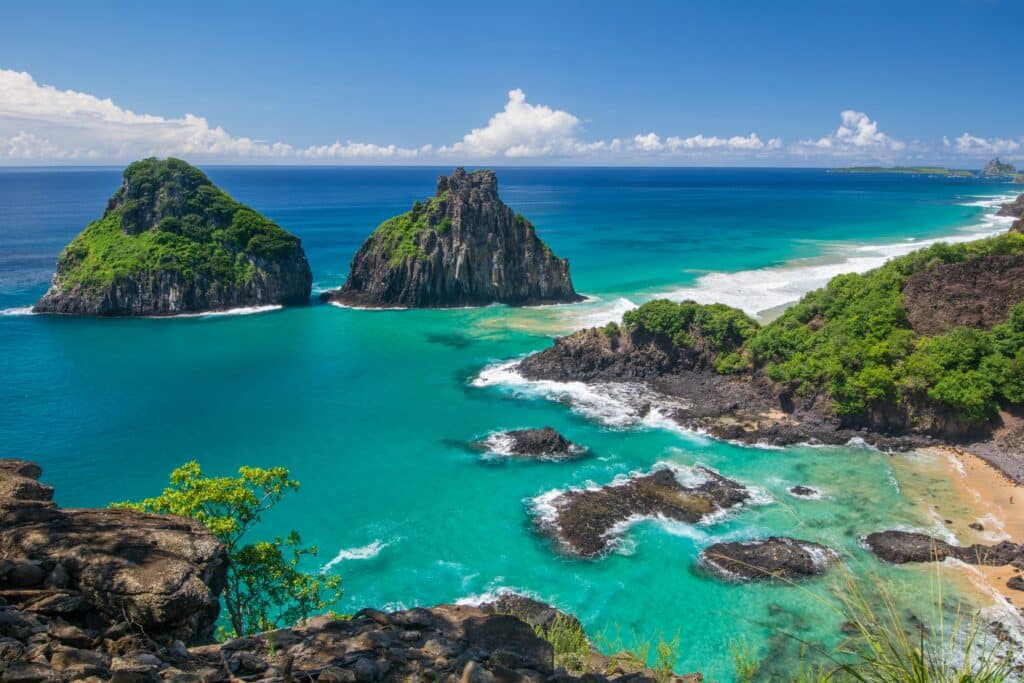 Cacimba do Padre deux pics des frères Fernando de Noronha Brésil