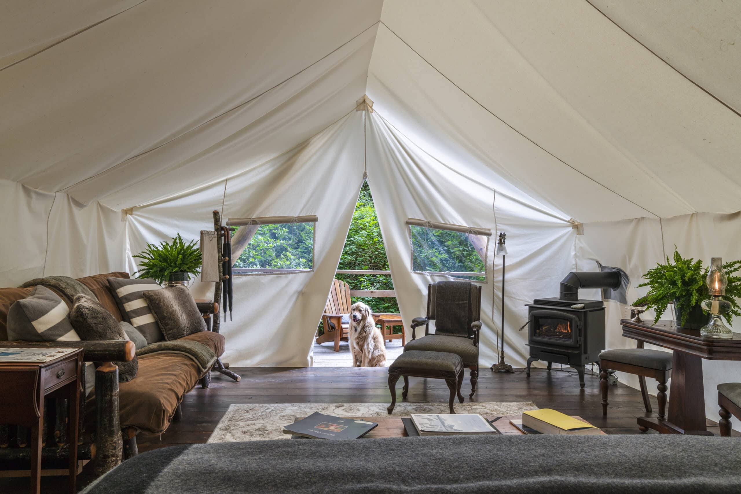 Photo d'intérieure d'une tente de luxe du Clayoquot Wilderness Resort, au Canada.