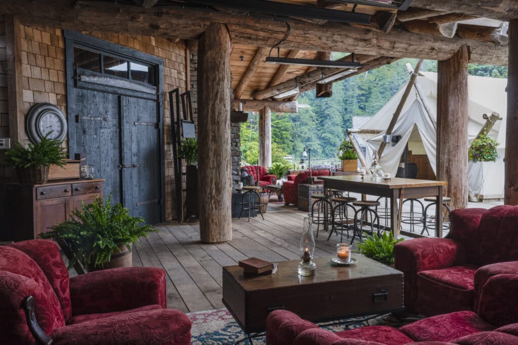Salon ouvert sur la nature au Clayoquot Wilderness Resort, au Canada.