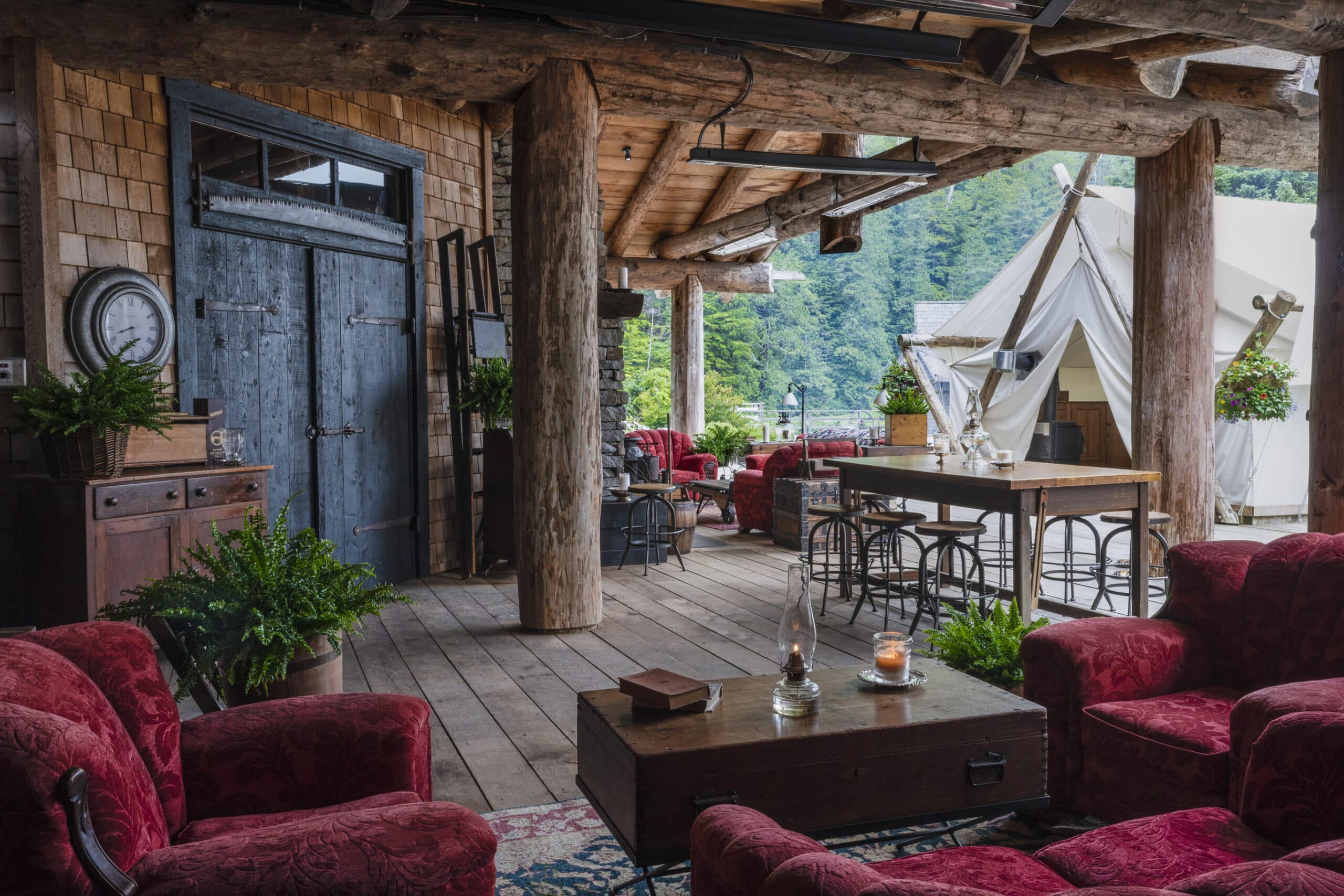 Salon ouvert sur la nature au Clayoquot Wilderness Resort, au Canada.