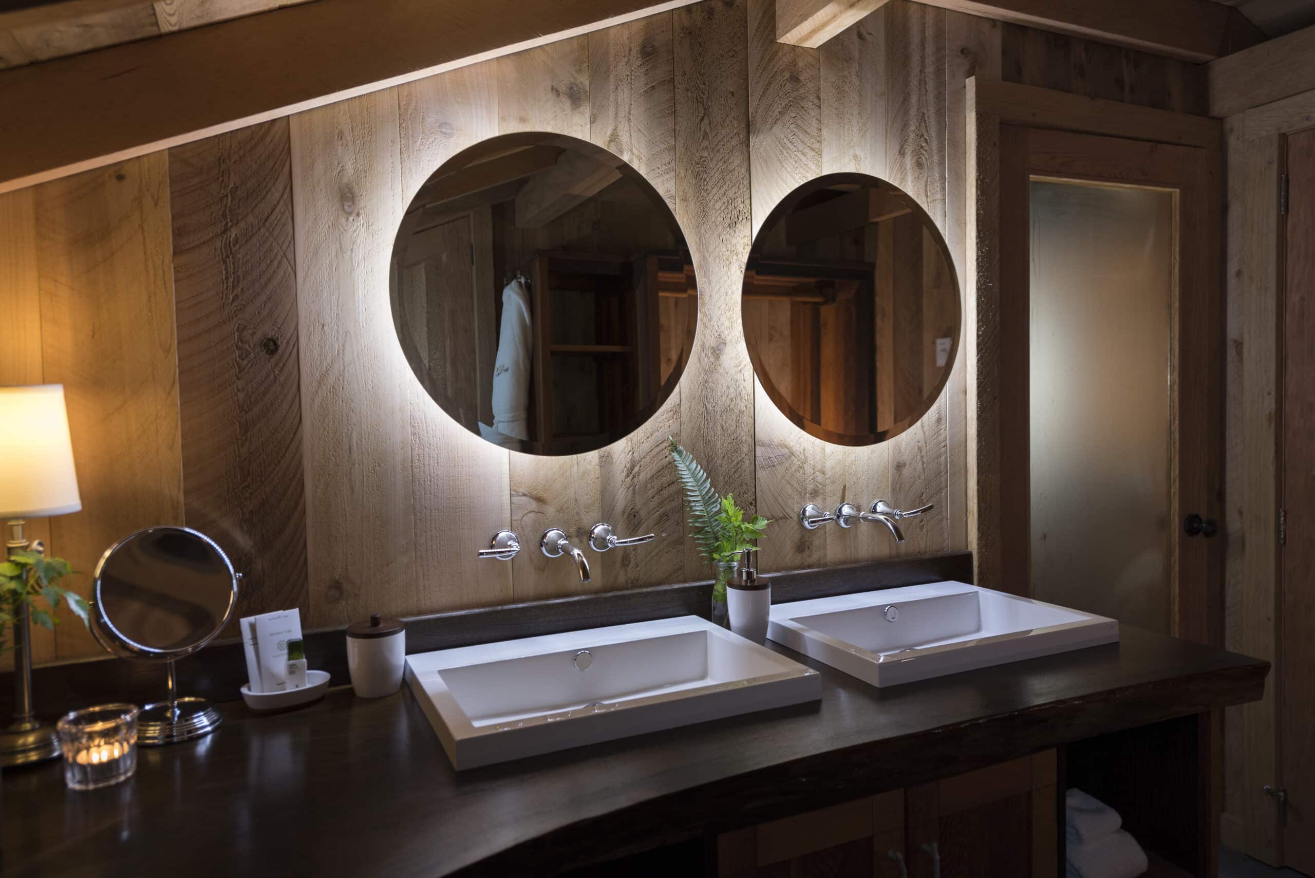 Photo de la salle de bain d'une chambre du Clayoquot Wilderness Resort, au Canada.