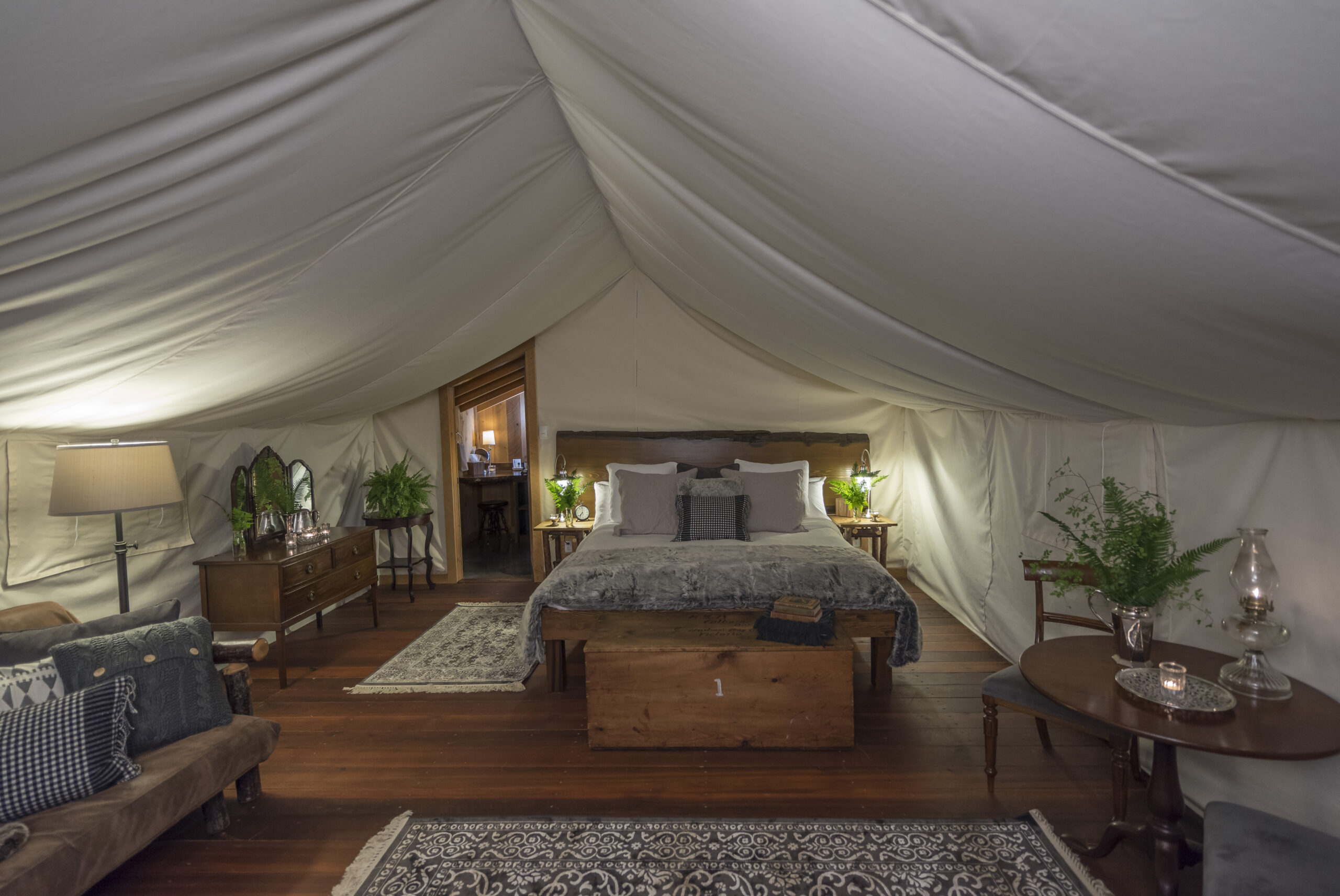 Photo du lit king size d'une chambre du Clayoquot Wilderness Resort, au Canada.