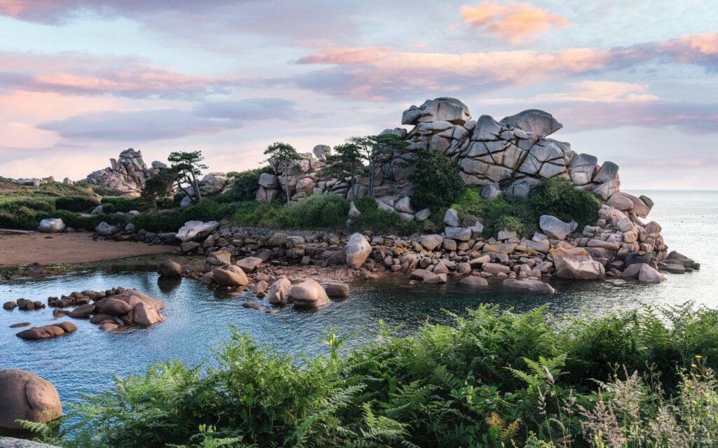 Cote de granit rose coucher du soleil Bretagne France