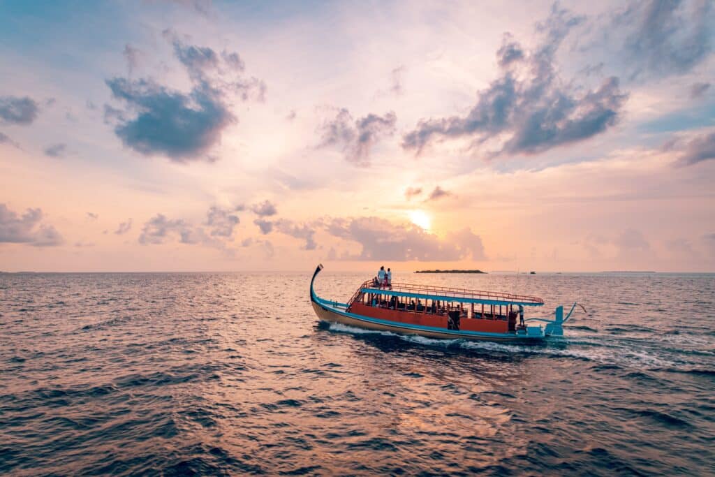 Croisière au coucher du soleil Dhoni traditionnel îles des Maldives