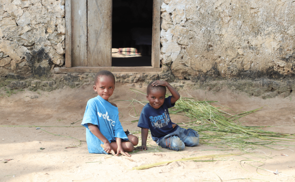 Enfants jouant Makangale Pemba