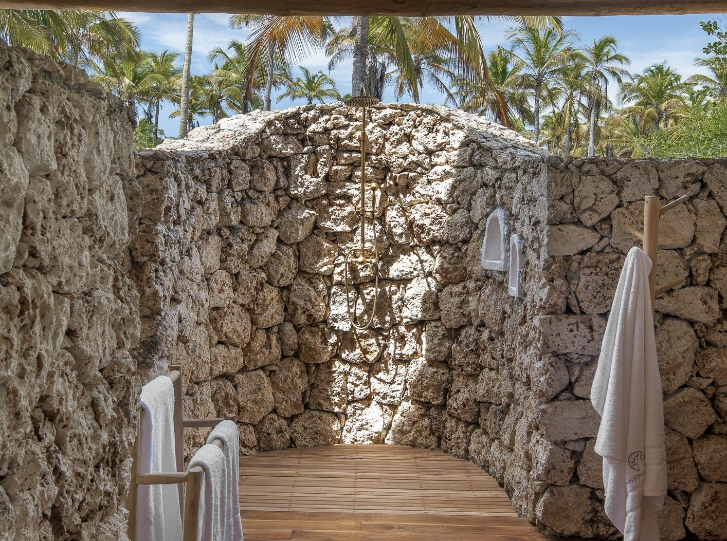 Salle de bain extérieure d'une suite à Fanjove Island, île de Mafia.
