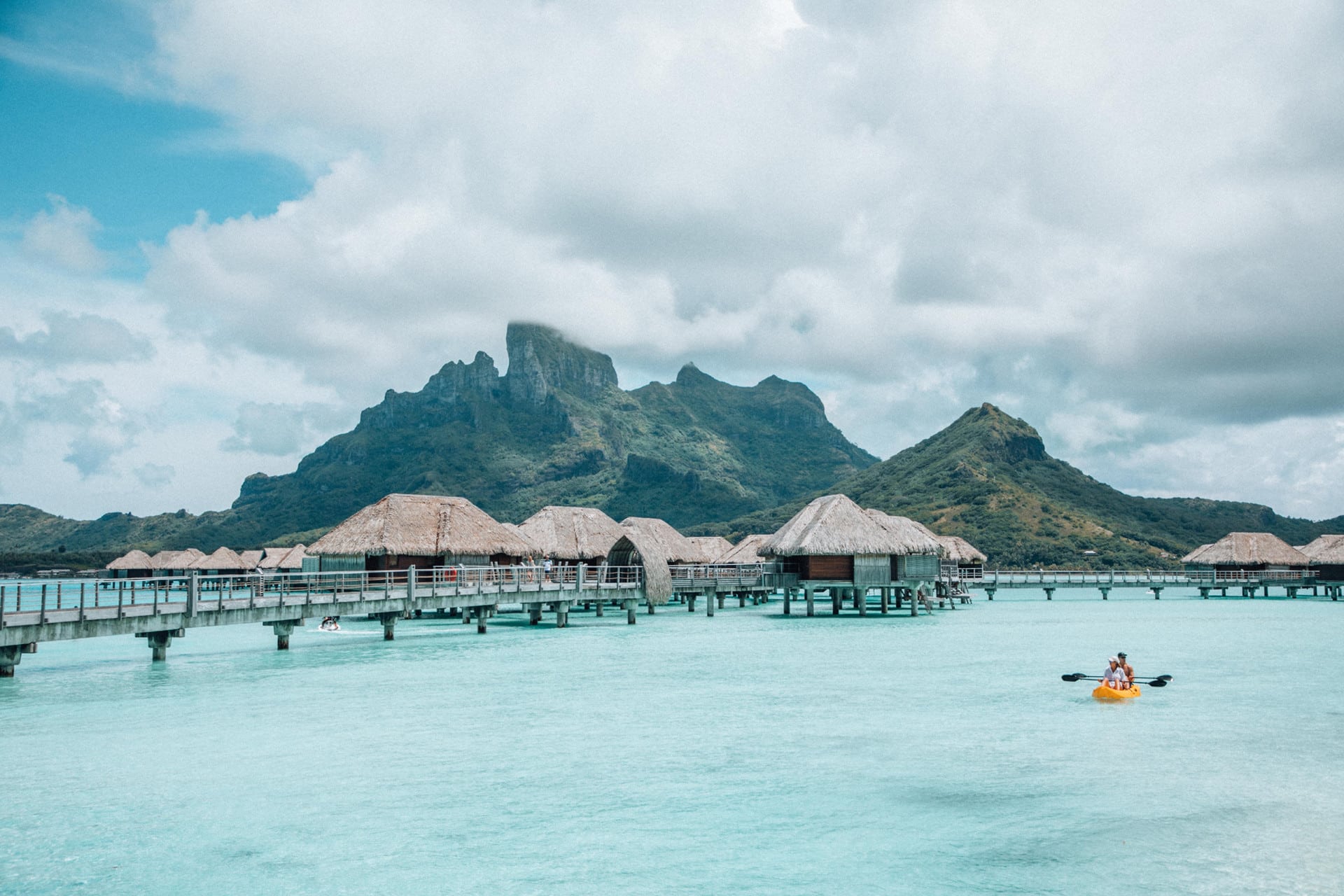 Four seasons bora bora resort polynésie lodge canoe