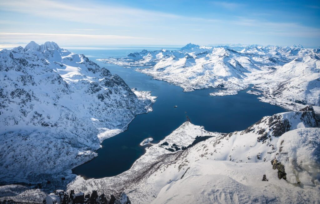 Geitgallien fjord neige falaises montagne Lofoten Norvège