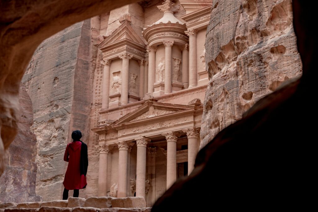 Homme debout face palais troglodyte petra jordanie