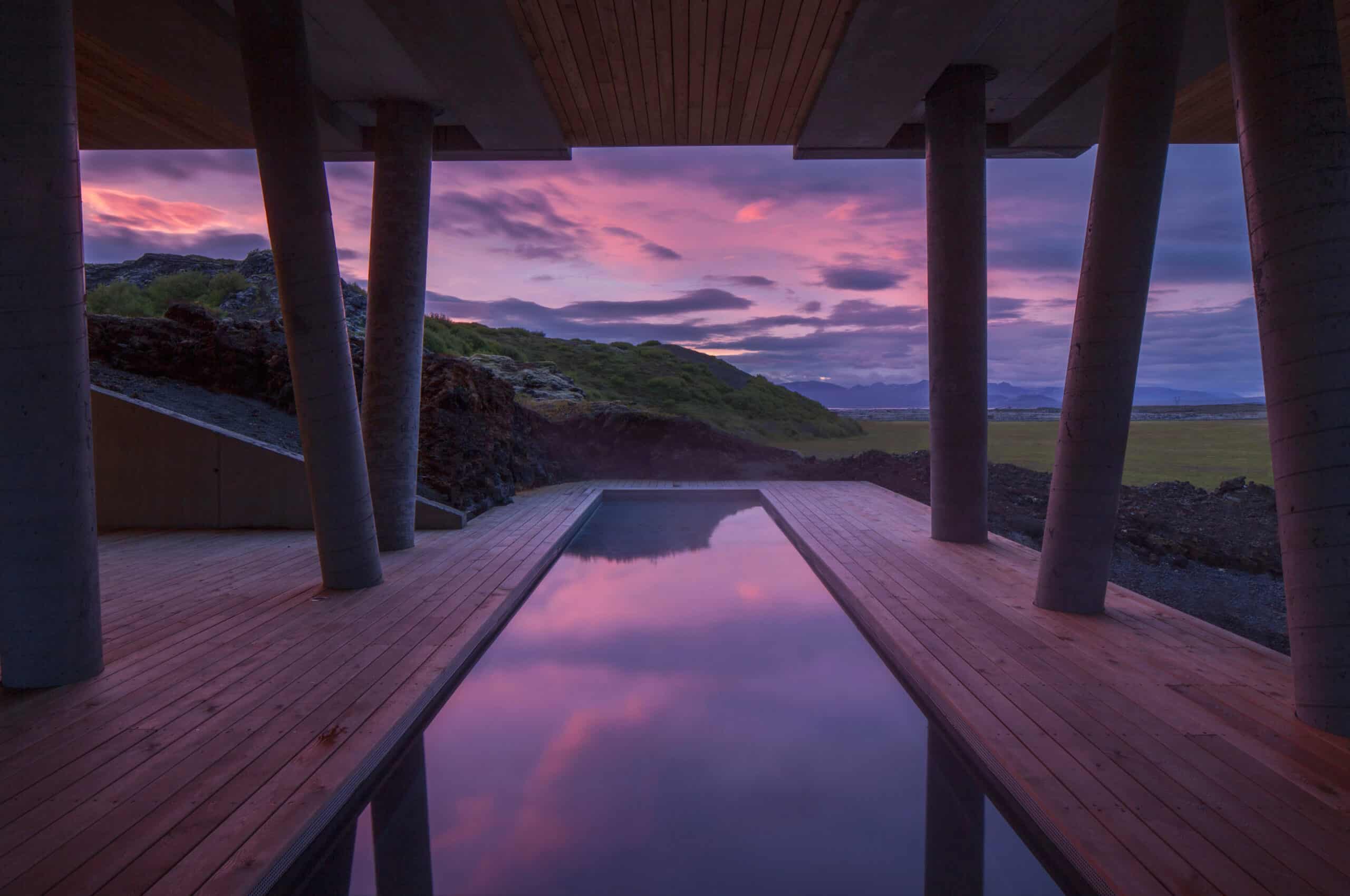 Piscine du Ion Adventure Islande lors d'un coucher de soleil.