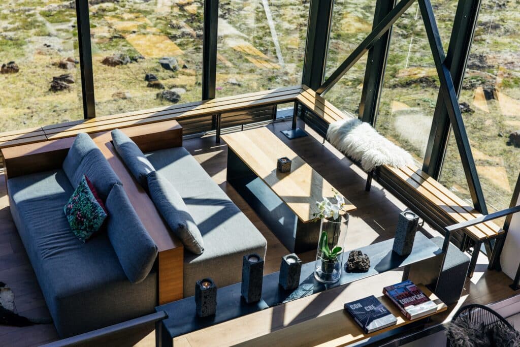Salon avec baies vitrées sur l'extérieur au Ion Adventure Islande.