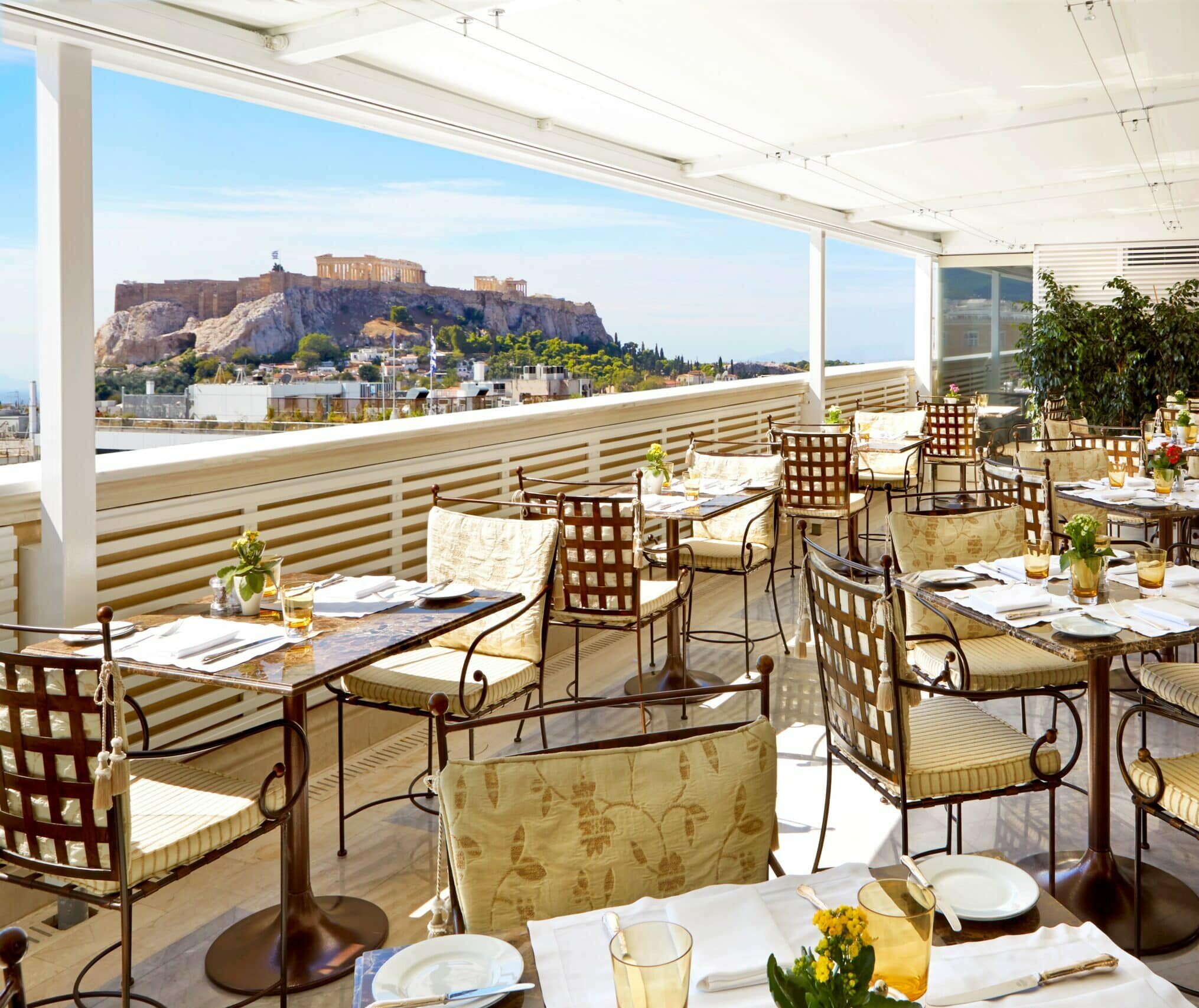 Terrasse du restaurant avec vue sur l'Acropole au King George en Grèce.