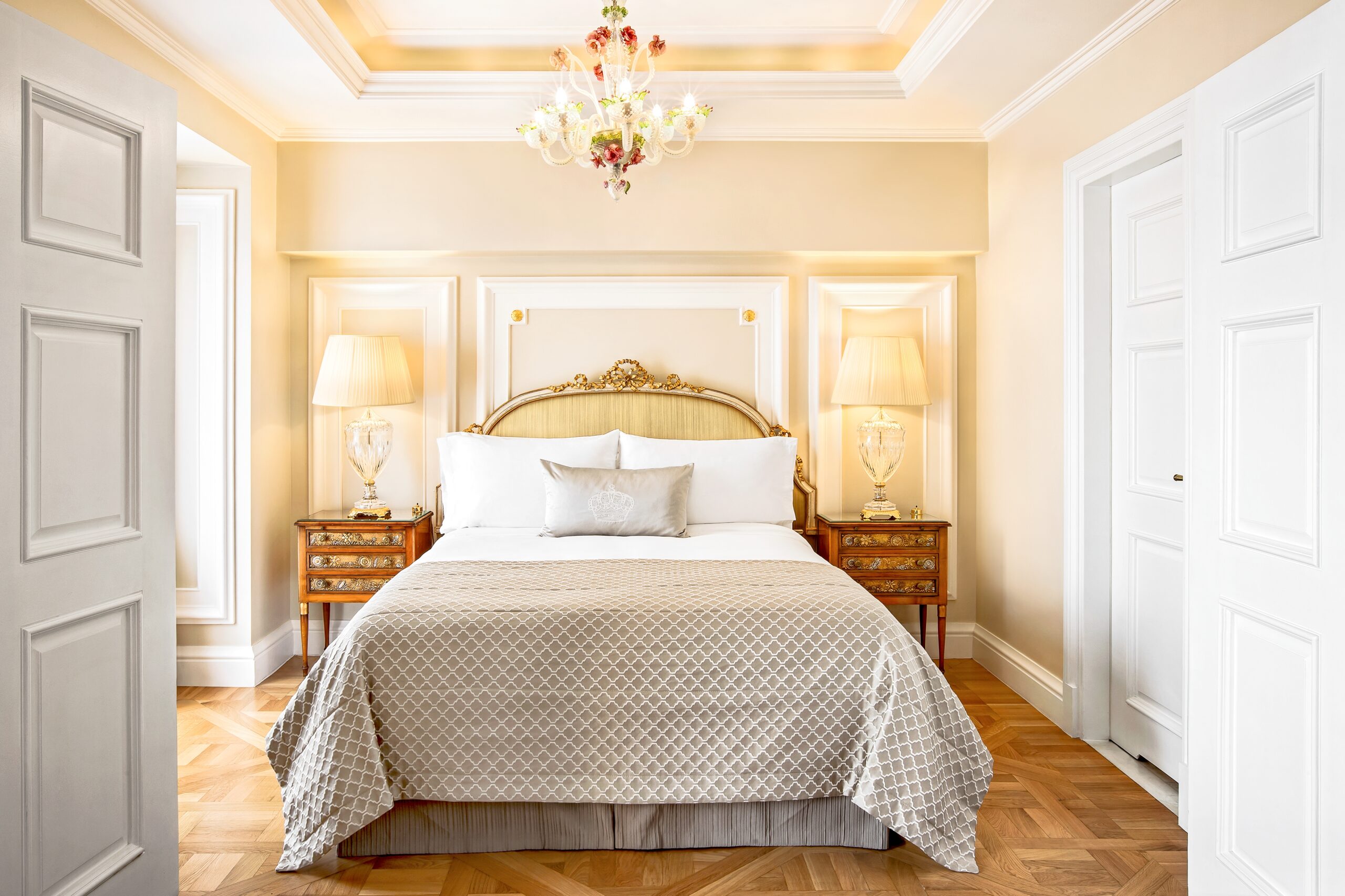 Chambre avec lit double du King George Hotel en Grèce.