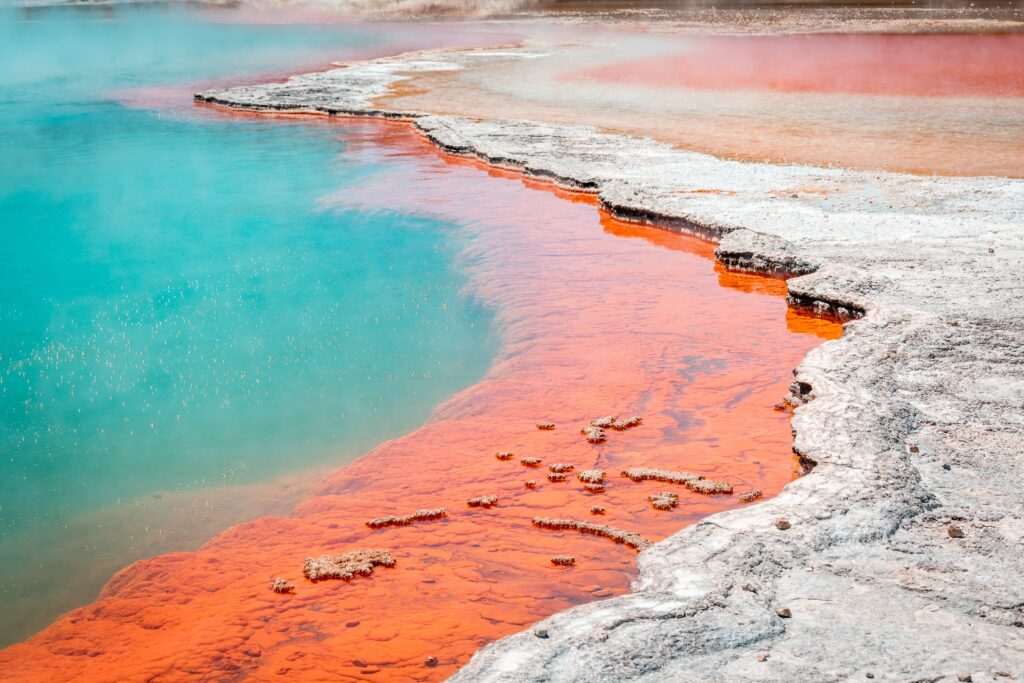 Lac turquoise sulphurique vallee volcanique Rotorua nord nouvelle zelande