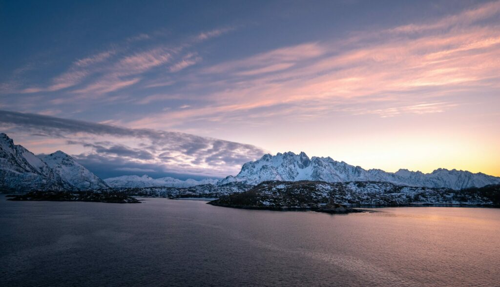 Lofoten hiver montagnes enneigées vue mer bateau Norvège