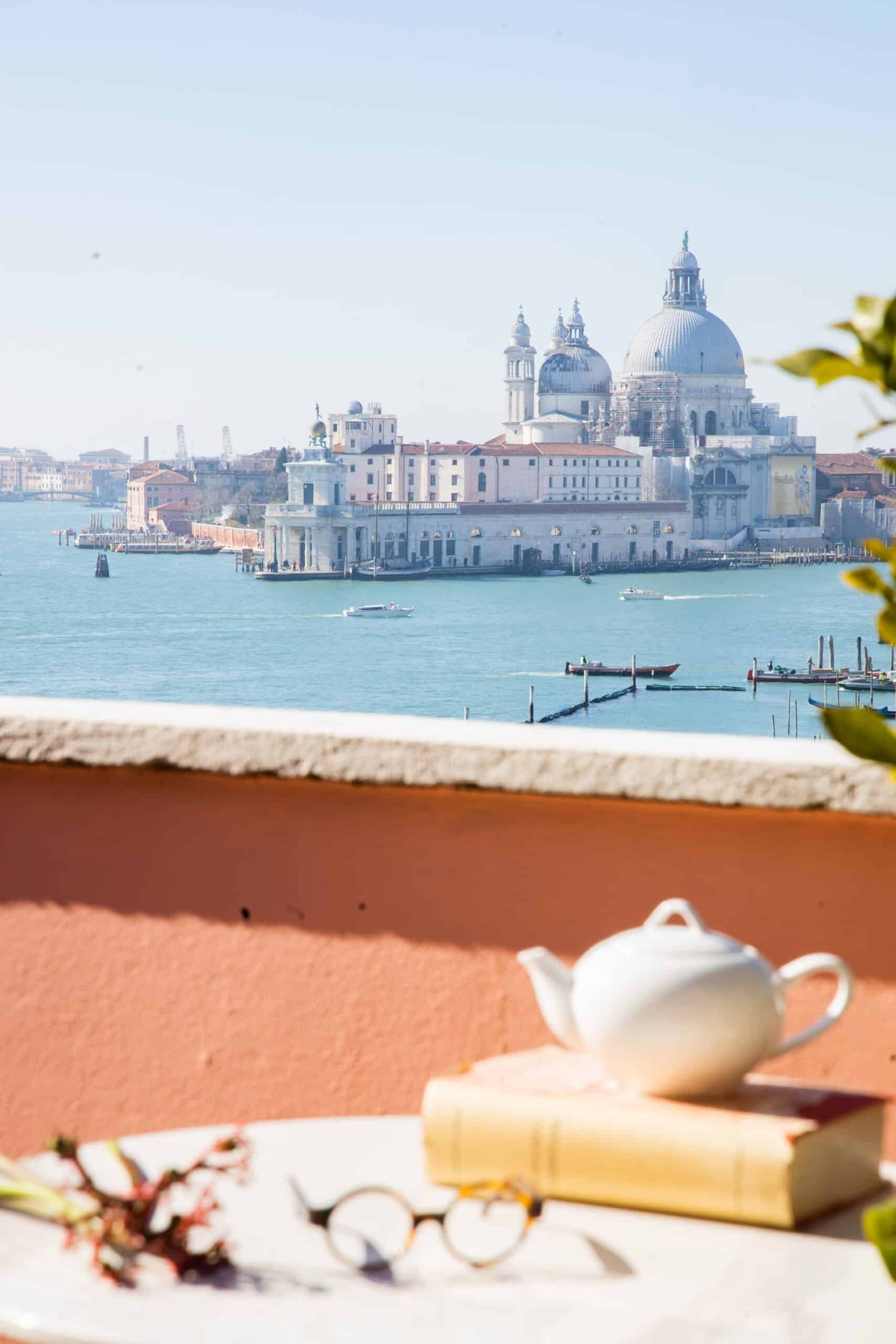 Tea time avec vue depuis l'hôtel Londra Palace en Italie, Venise.