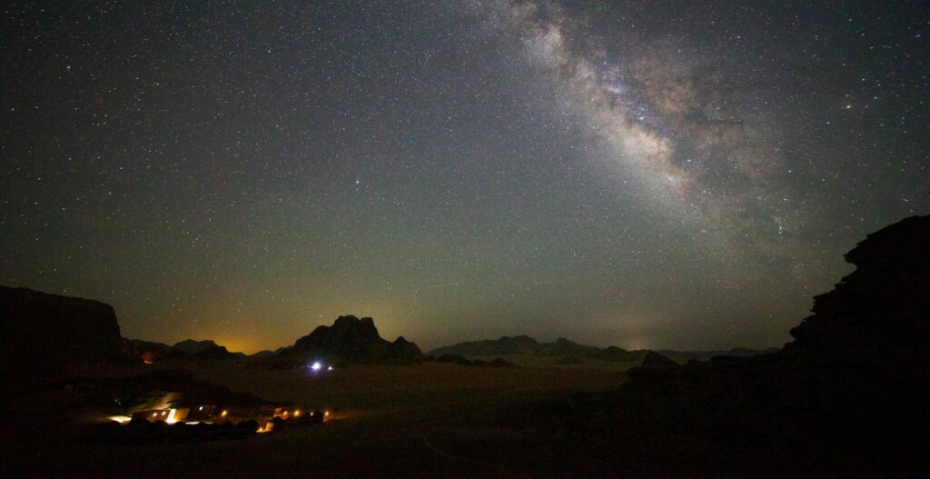 Nuit camp de toile sous voie lactee desert wadi rum jordanie