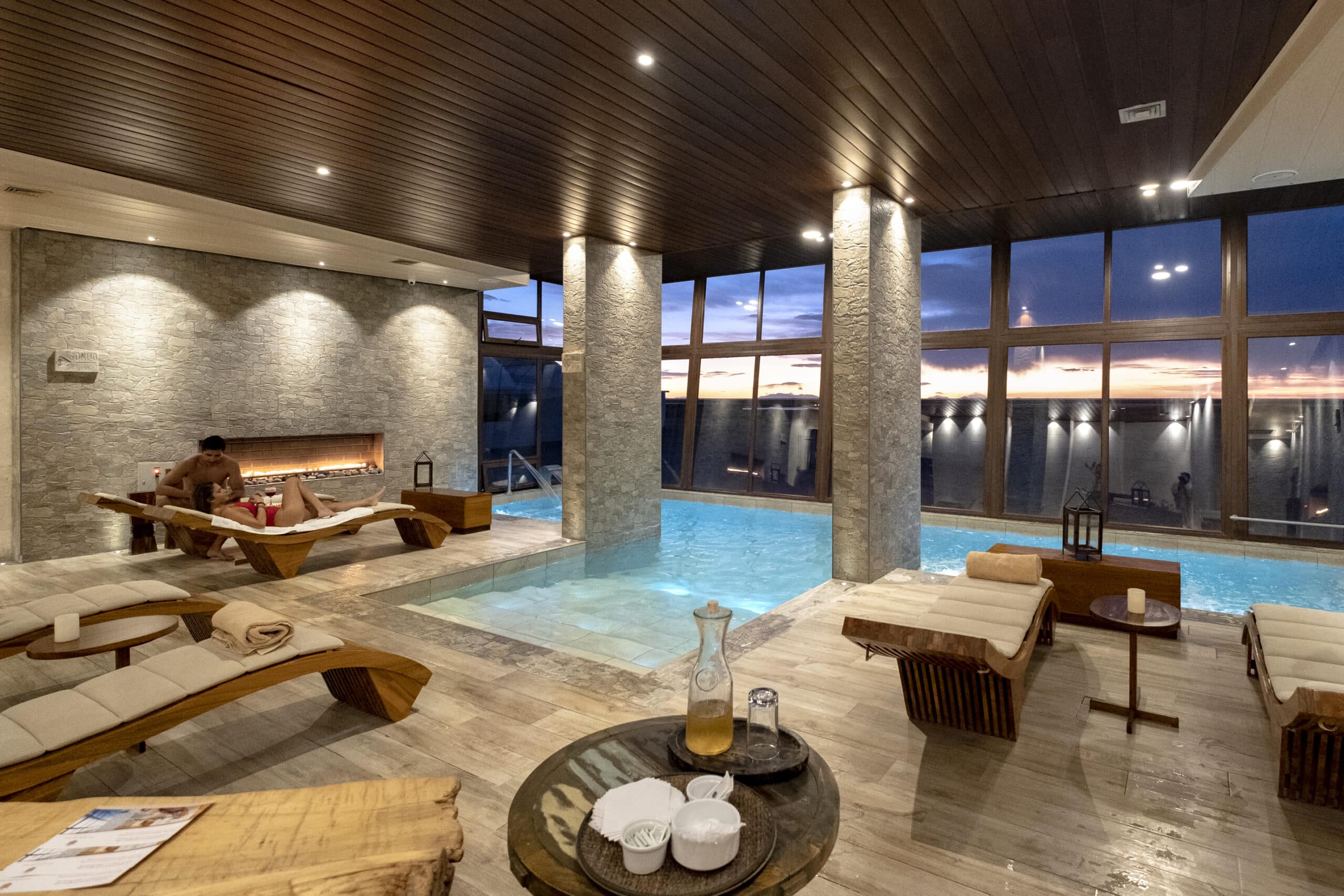 Piscine avec vue panoramique sur le Salar d'Uyuni dans l'enceinte du Palacio de sal en Bolivie.